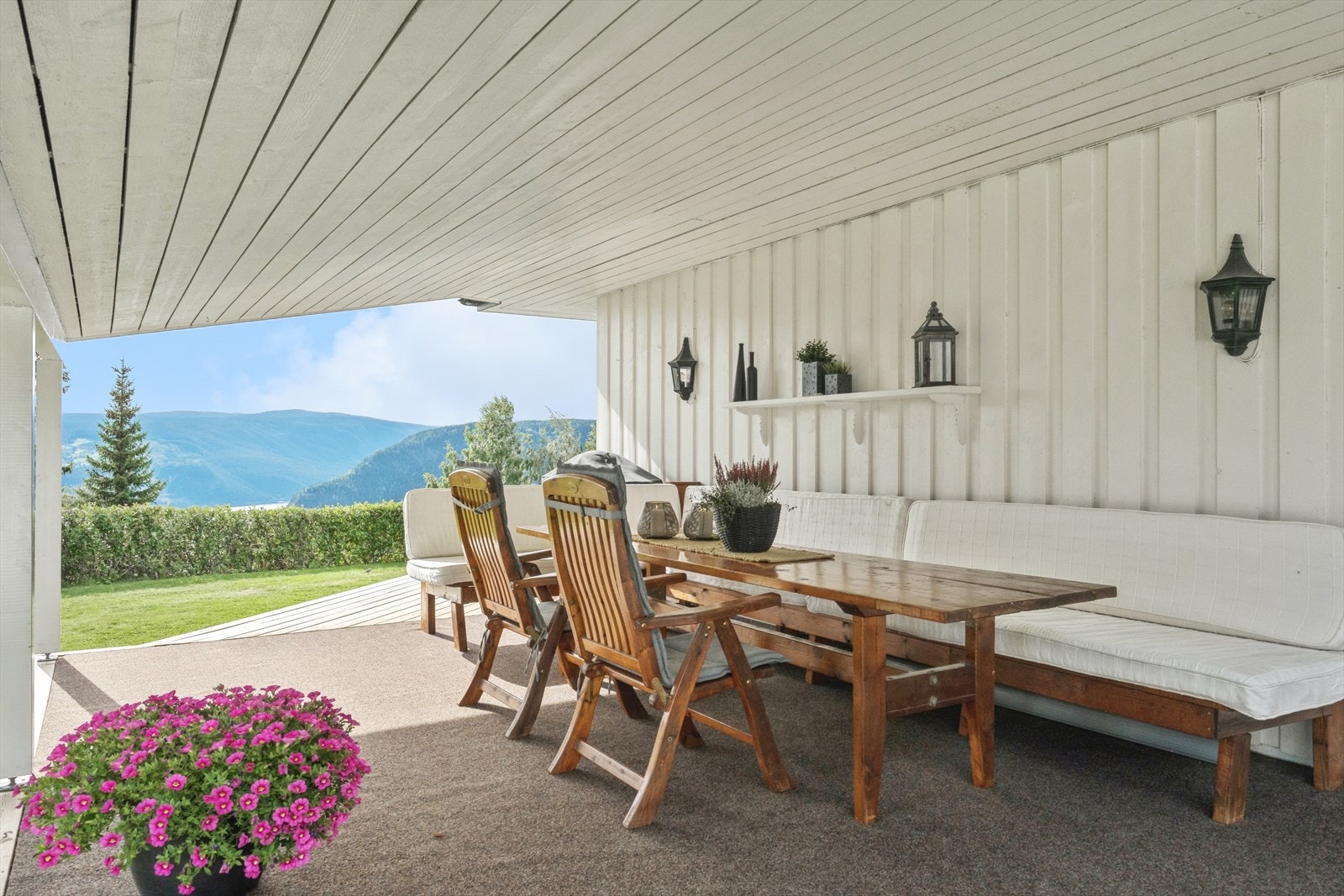 Nær bebyggelsen er det gjennomført og rent med partier av brostein og større markterrasser av tre. Galleribilde