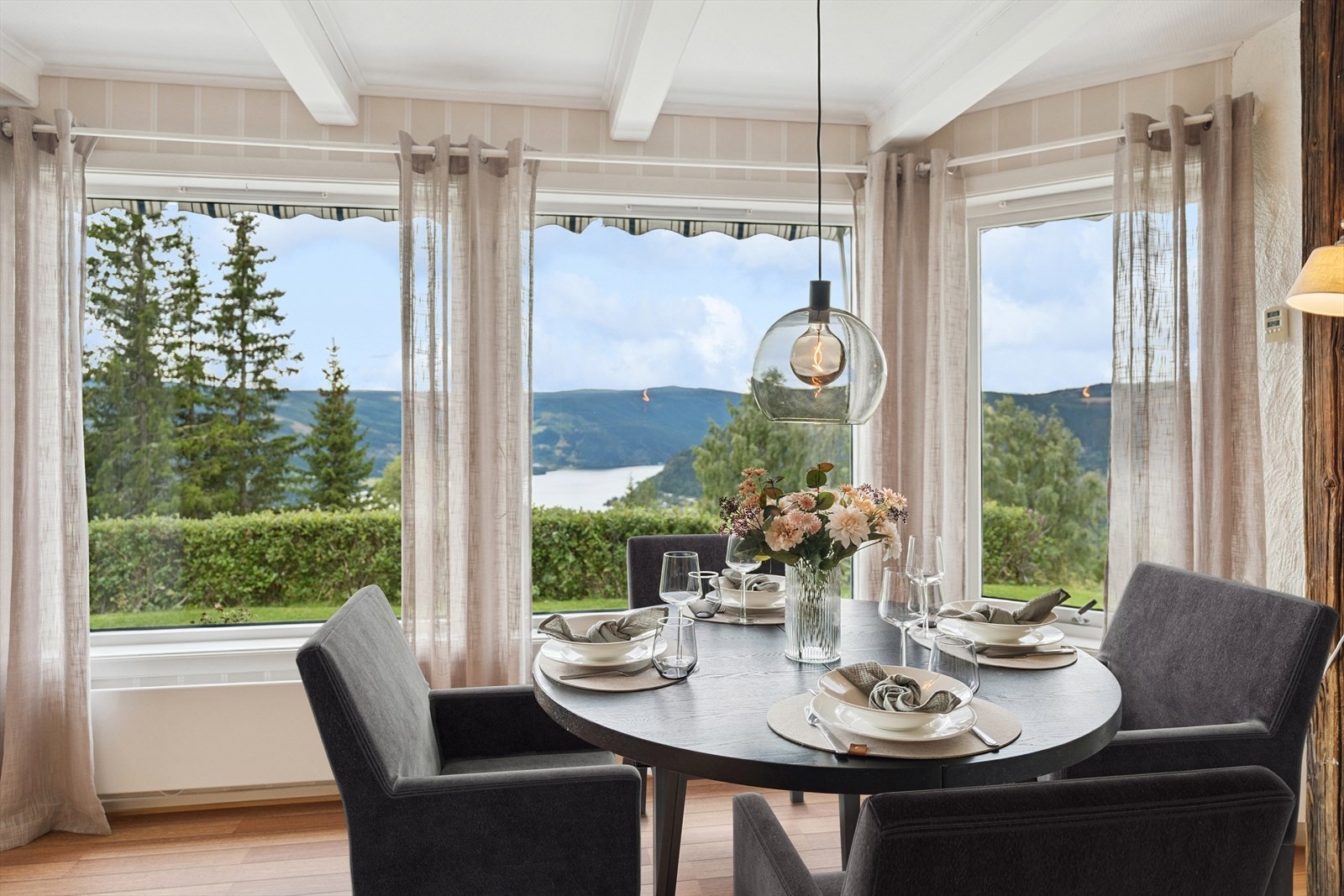 Vakker utsikt til Strandefjorden finner en også på kjøkkenet, som har en lys og innbydende plass til spisegruppe nær flere store vinduer. Galleribilde