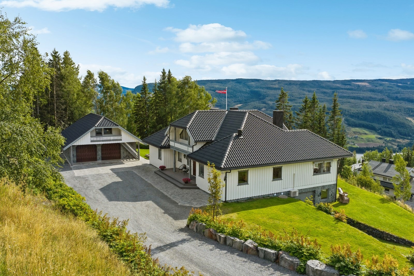 Her kan barna leke trygt og fritt på fine, usjenerte utearealer i et område med spredt bolig- og gårdsbebyggelse. Galleribilde