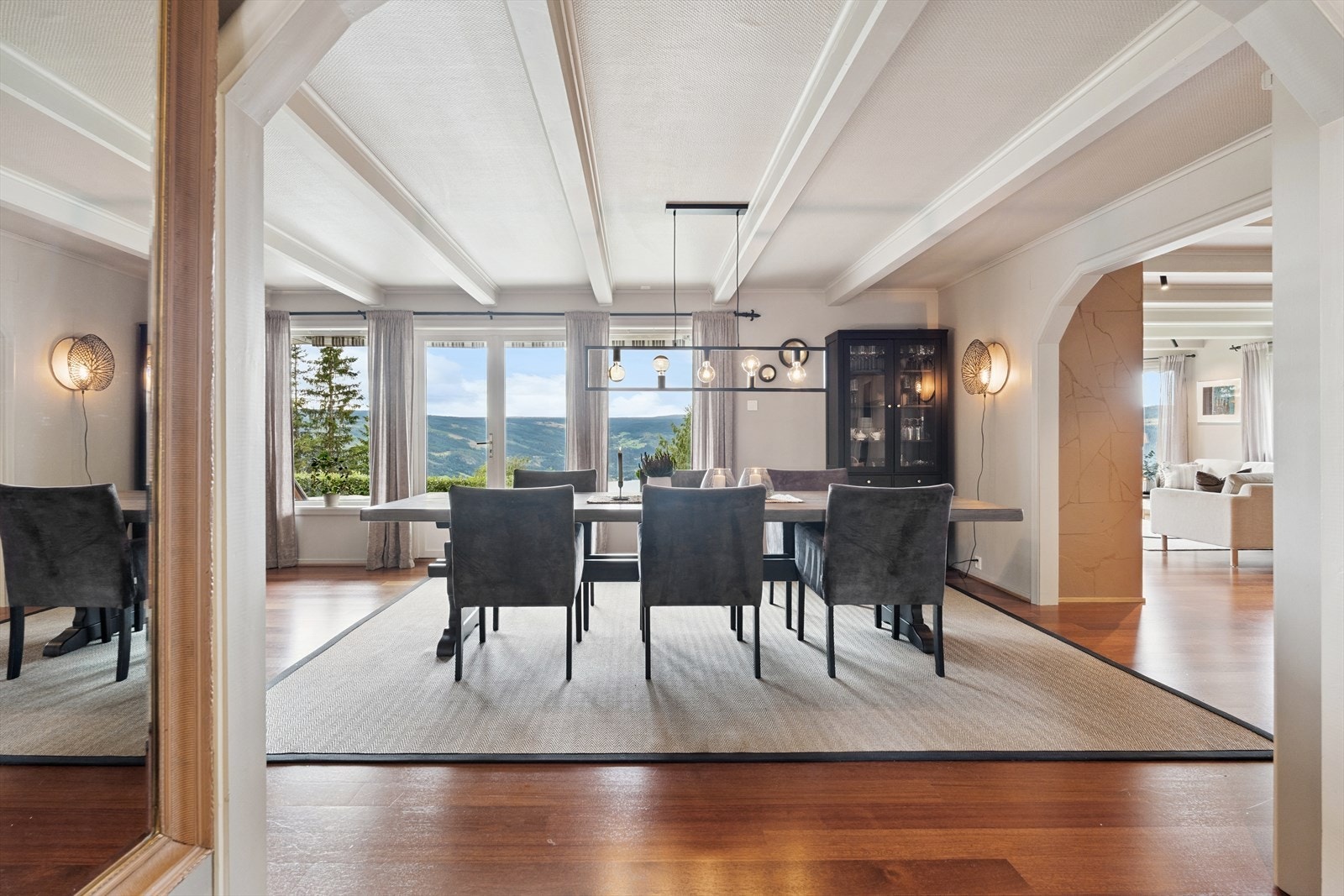 Eiendommen er både innholdsrik og velholdt, med vakker enebolig, dobbel garasje og praktisk verksted/garasje. Galleribilde