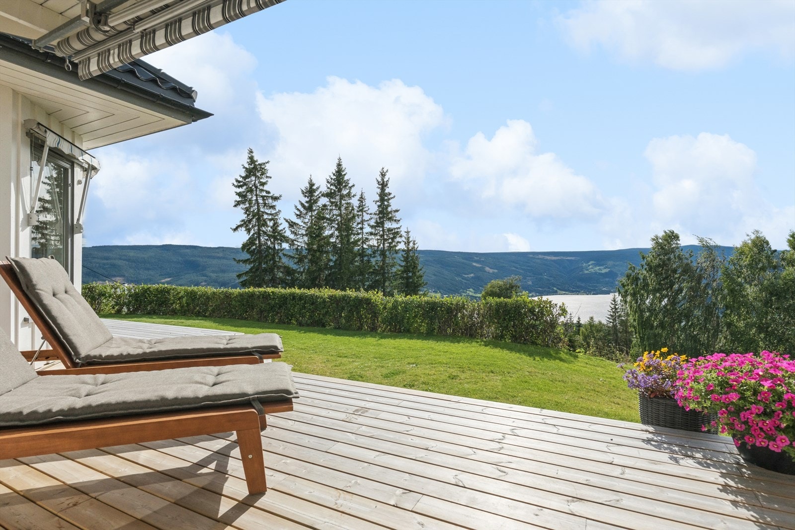 Her kan en nyte solen fra tidlig morgen til sent på kveld året rundt, og det er nydelig utsikt til bla. Strandefjorden, Hovrudbygda, Breiset, Synet og Valakamben. Galleribilde