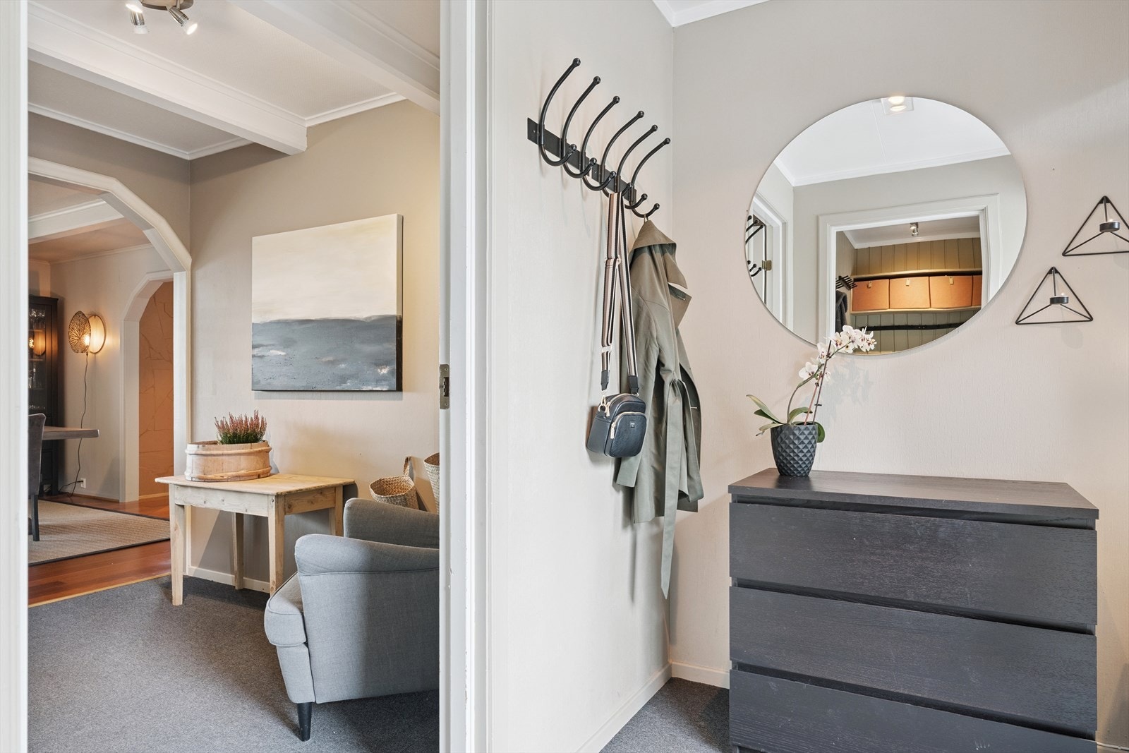 I boligen er det romslig entré og hall med god garderobeplass, og åpen trappegang med flott hylleløsning. Galleribilde