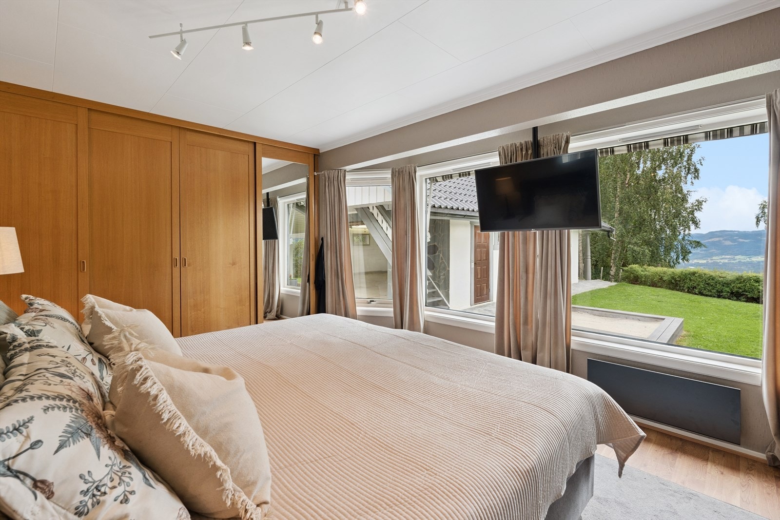 I boligen er det hele fire soverom med god plass til hele familien, også til besteforeldre som gjerne kommer på besøk. Galleribilde