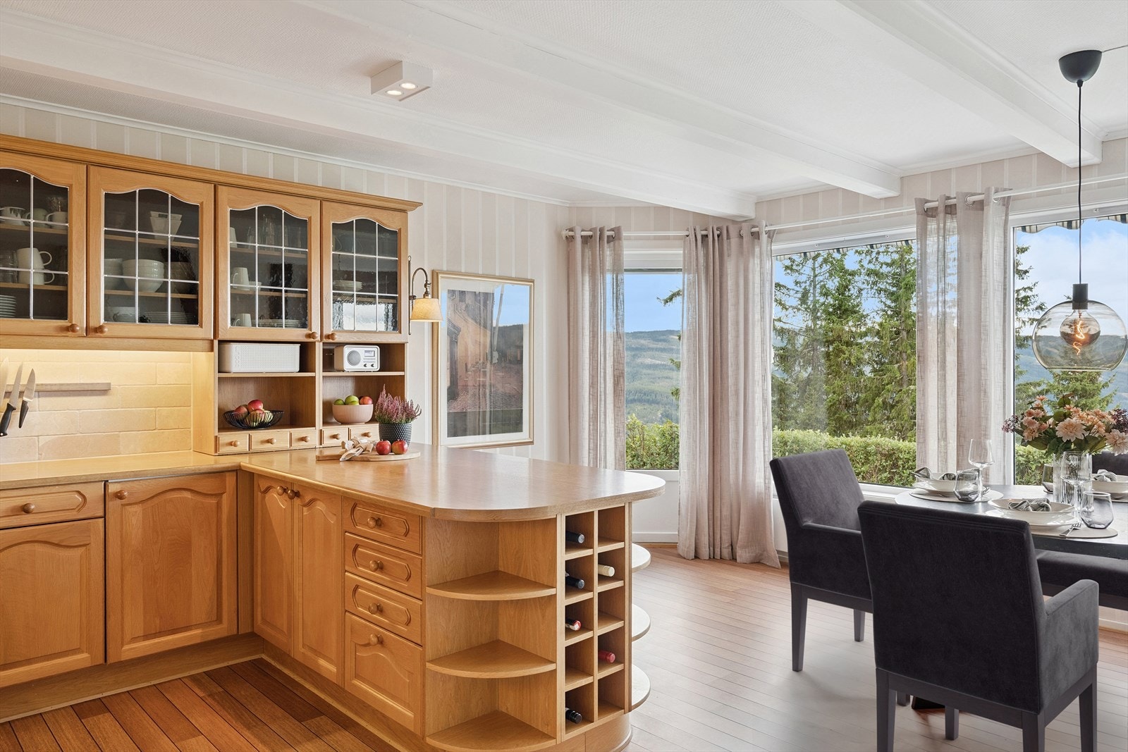 Her er det god benkeplass, rikelig med skap og en praktisk kjøkkenøy mot spiseplass. Galleribilde