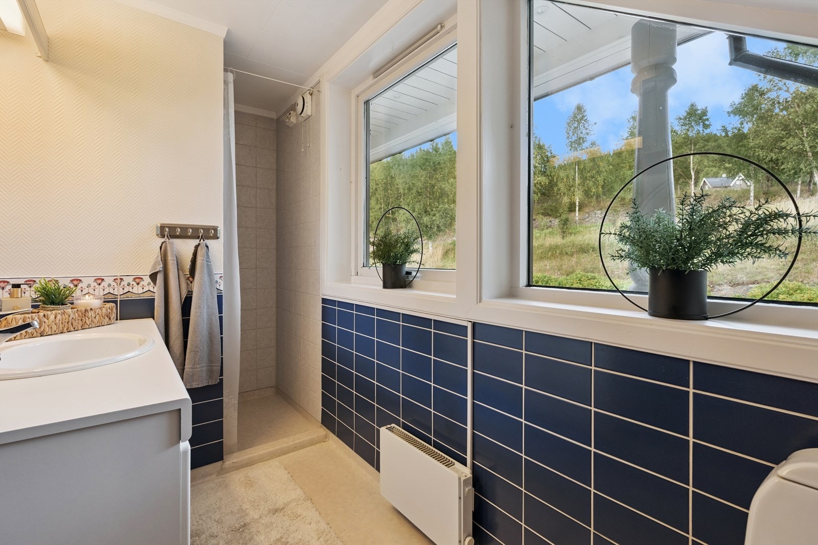 Til soverommene i 2. etasje er det et eget bad med servantskap, toalett og en mindre dusjnisje. Galleribilde