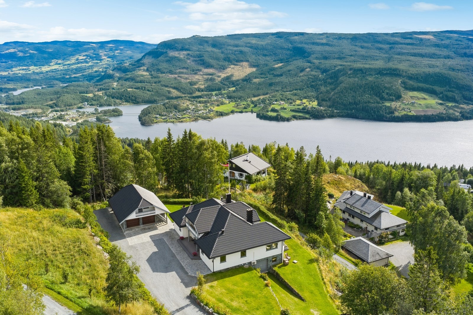 Med sin sentrale beliggenhet er det kort avstand til "alt" Fagernes har å by på. Galleribilde