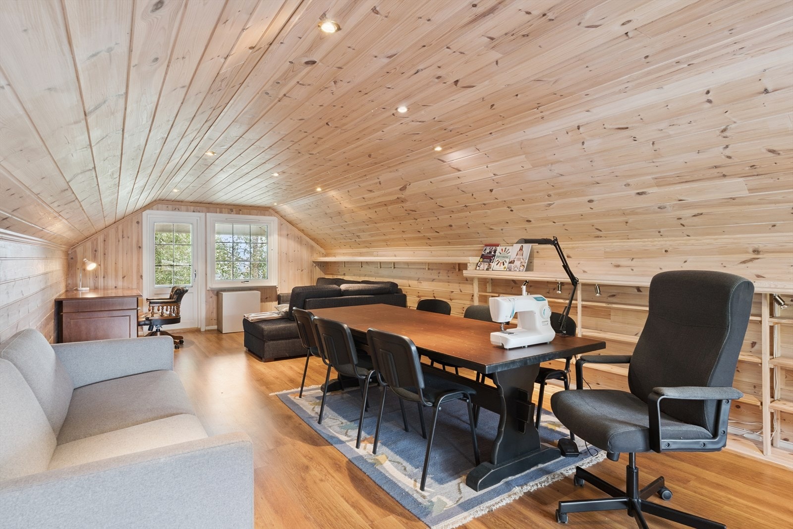 Over garasjen, som har to verandaer i 2. etasje, er det et større varmlager/innredet rom med gulvareal på hele 32 m². Galleribilde