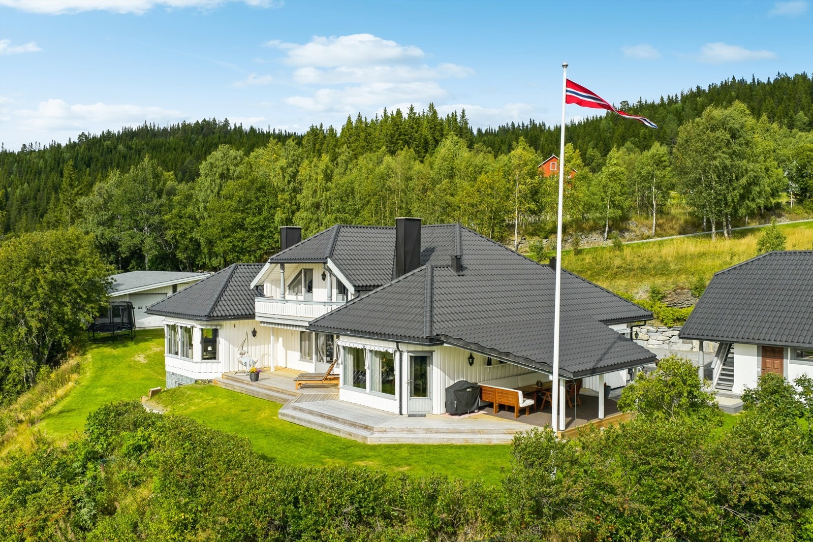 "Bjørkset" er en eiendom som kombinerer praktiske løsninger, godt vedlikehold, solrike uteplasser og en beliggenhet som gir det beste av både natur og nærhet til sentrum. Galleribilde