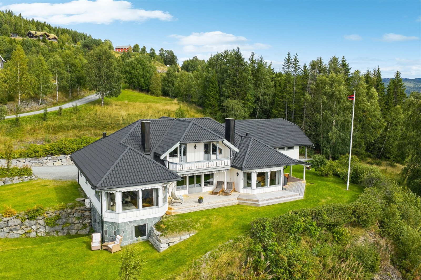 Det er ca. 2 minutters kjøring til Ranheim Naturbarnehage, og ca. 6 minutters kjøring til barnehage, barneskole og ungdomsskole, samt sentrum med butikker, serveringssteder, kjøpesenter, kino, rådhus m.m. På Fagernes finner en også VLMS, Valdres lokalmedi Galleribilde