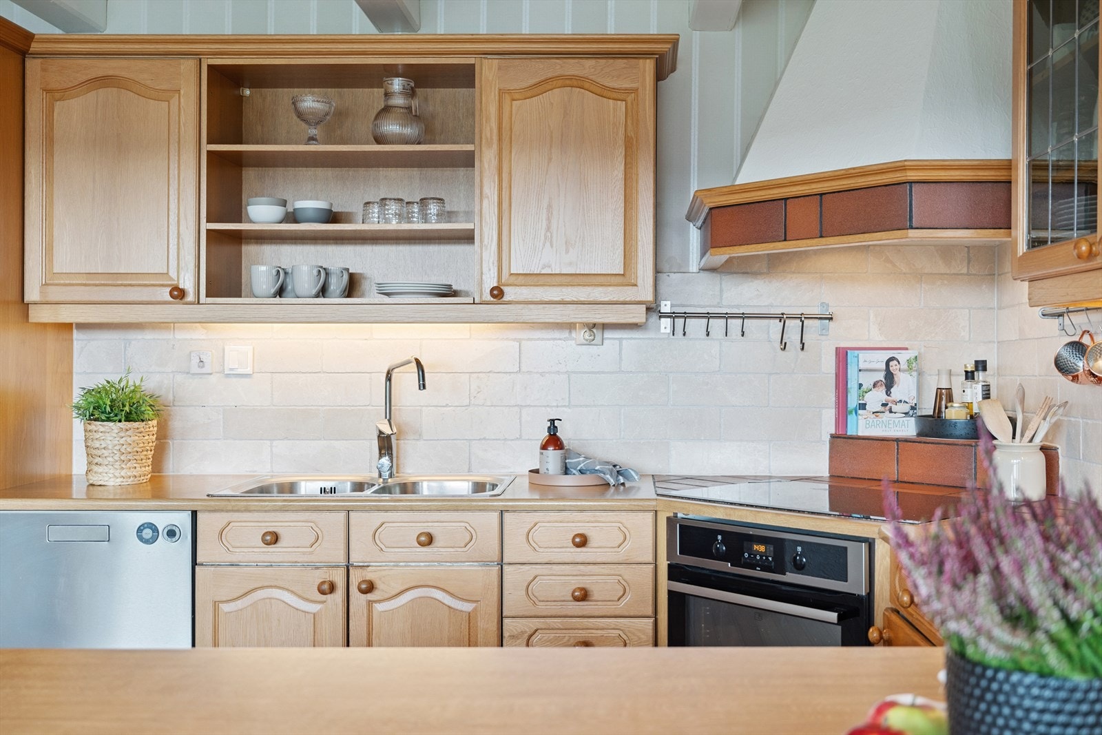 Fra kjøkkenet er det adkomst til bod/spisskammers og videre inn til et kjølerom som benyttes ved behov. Galleribilde