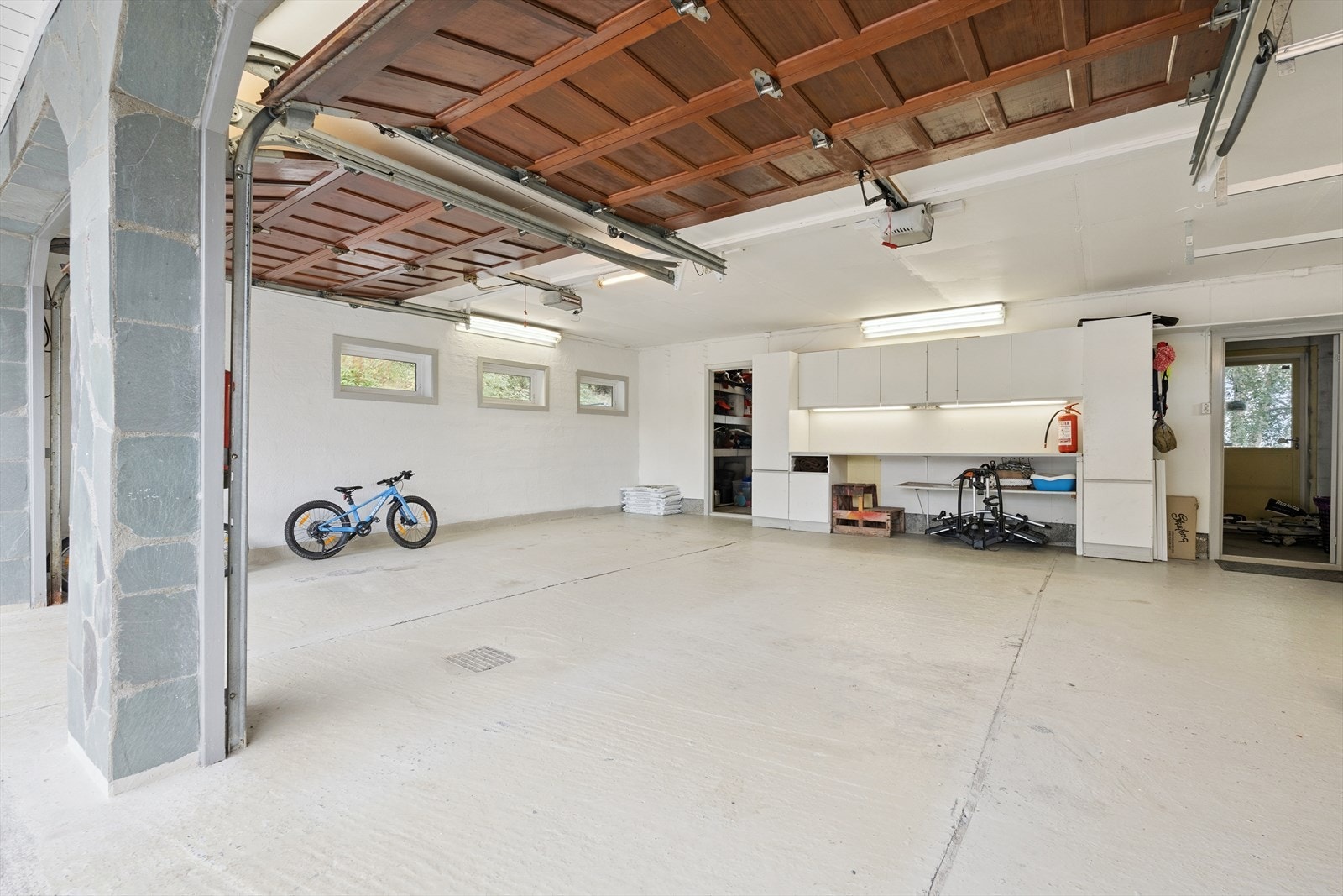 På tunet er det en stor garasje med god lagringsplass. Garasjen har to leddporter inn til et lysmalt garasjerom med to biloppstillingsplasser, eget lagerrom og god plass til sykler, redskap ol. Galleribilde