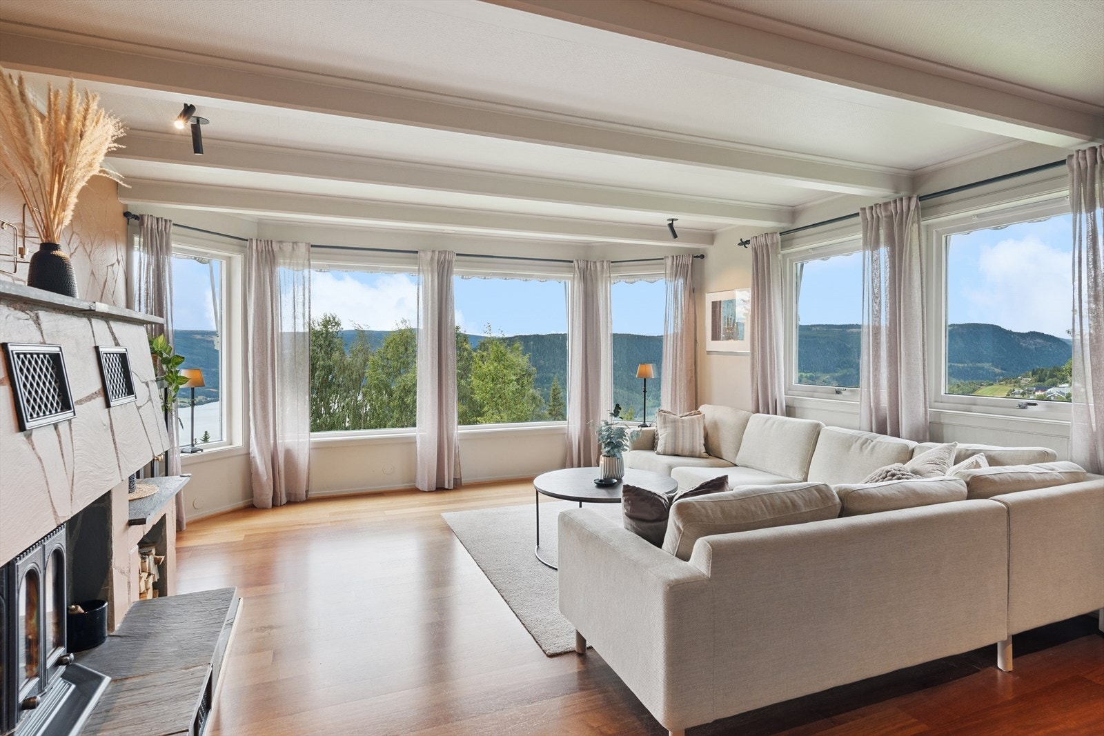 Boligen er åpen og luftig med vakker bruk av vinduer, slik at den nydelige utsikten til Strandefjorden og omegn kan nytes til fulle. Galleribilde