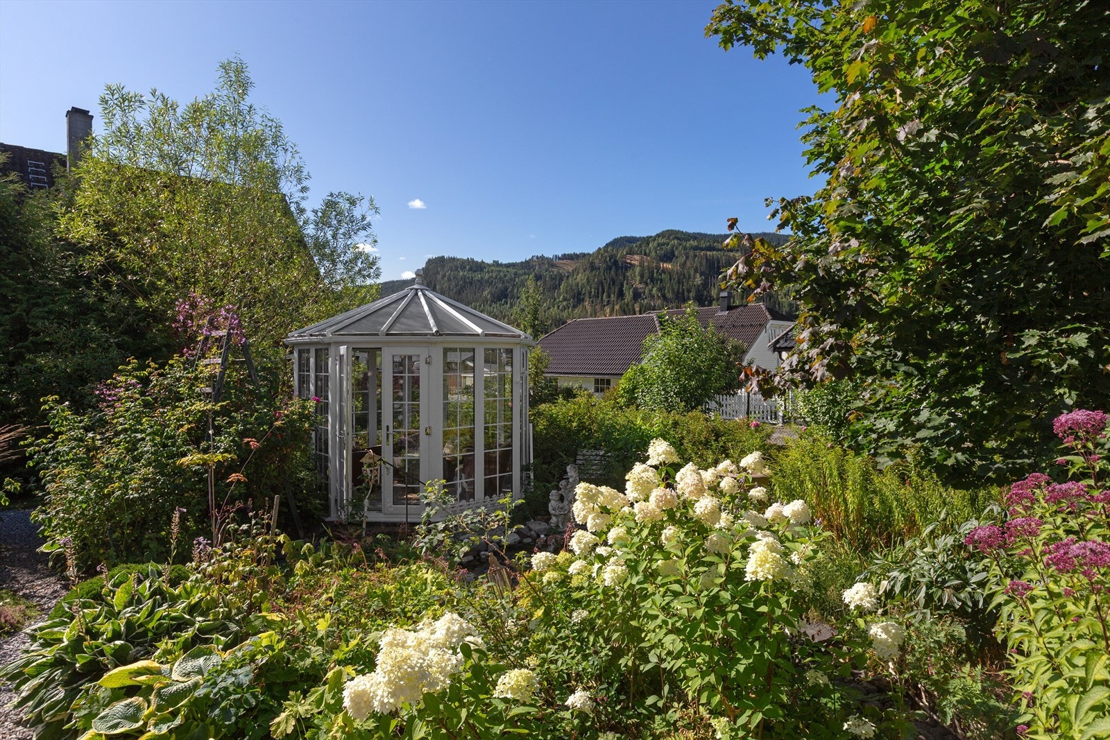 Klukkarmoen 1 er en pent opparbeidet eiendom som ligger lett tilgjengelig i dette fine området. Her kan en nyte solen fra om lag kl. sju om morgenen og til ca. halv ti på kvelden sommerstid, mens den vinterstid er framme mellom ti og to. Galleribilde