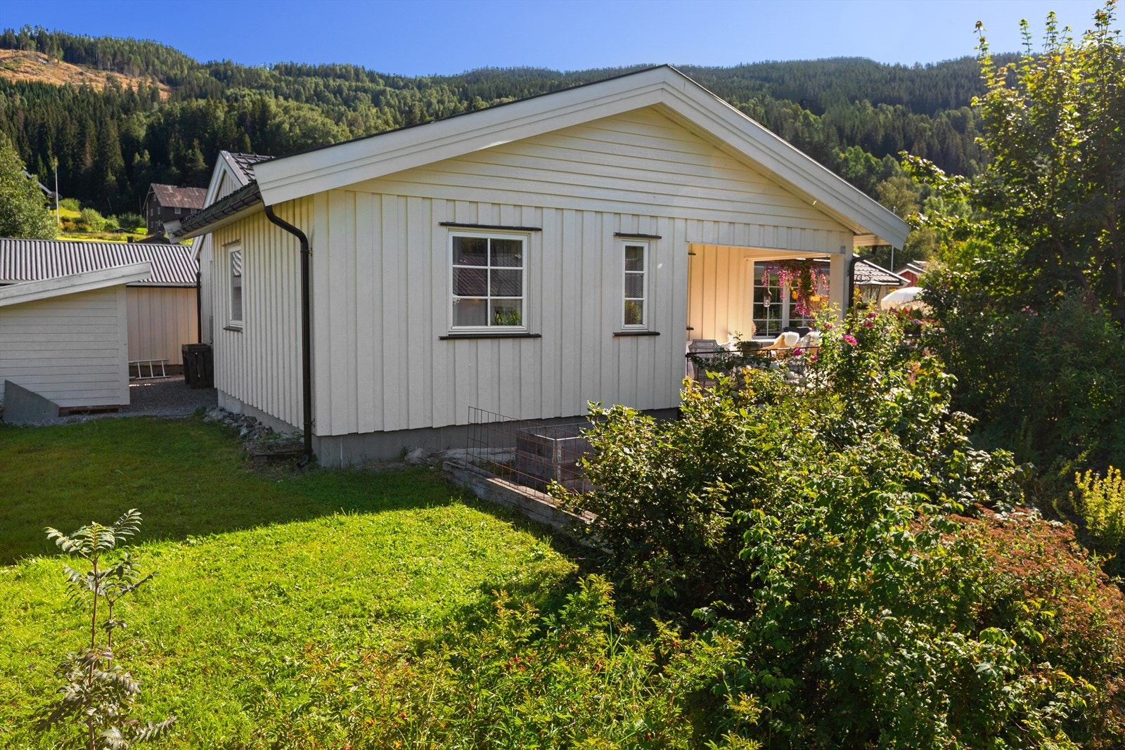 Dette er et barnevennlig område med koselige naboer og tilgang til lekeplass fra egen hage. Galleribilde