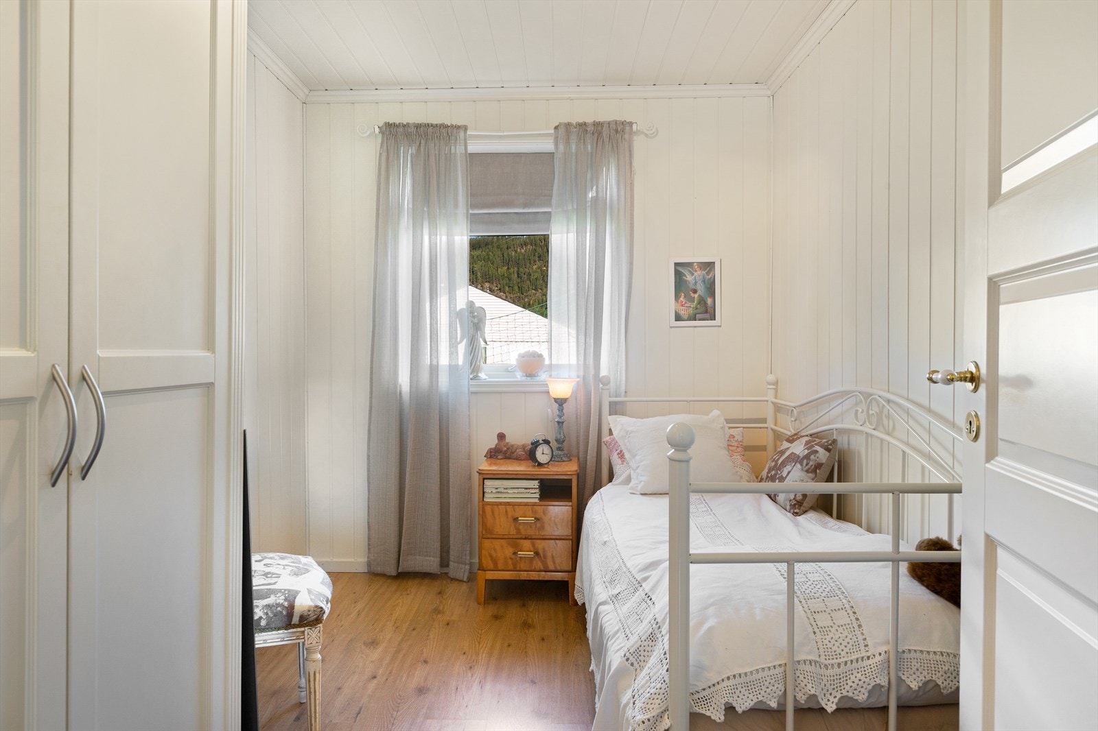 De to øvrige soverommene er også i god størrelse, begge med garderobeskap. Galleribilde