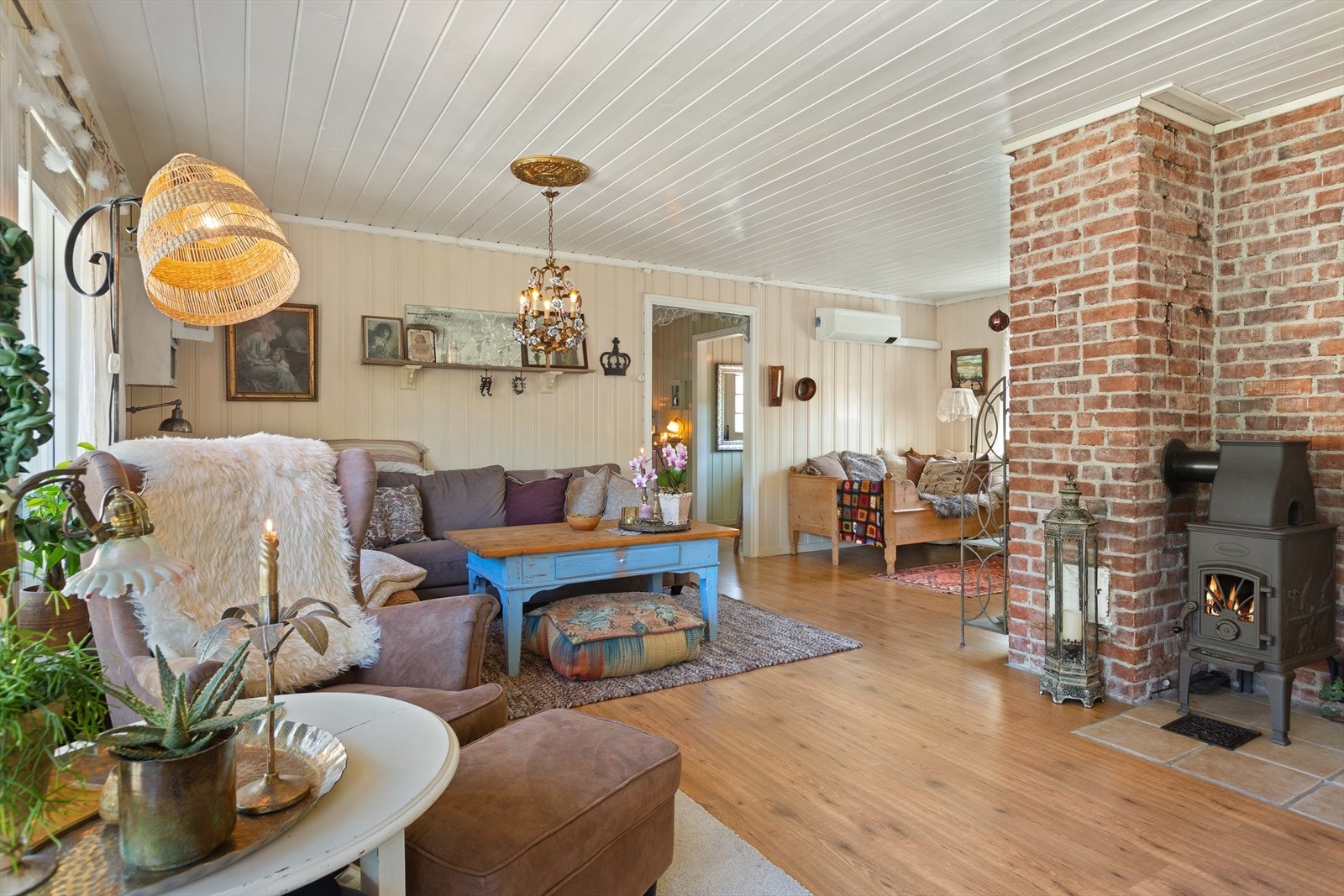 Nær den "rustikke" teglsteinspipen er det en stilig peisovn med innsyn. Galleribilde