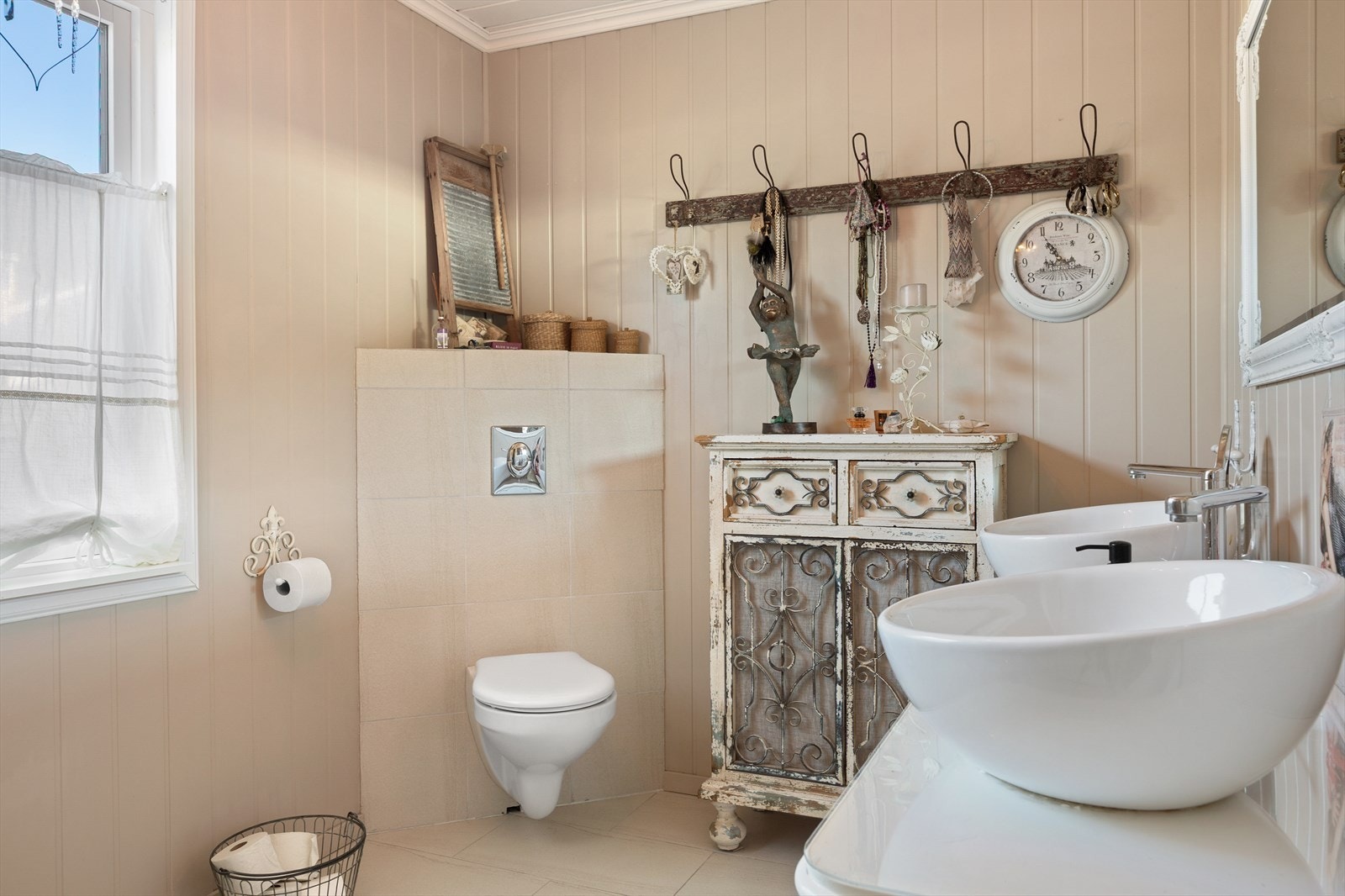 Boligen har en praktisk romsløsning hvor bad og vaskerom er sentralt plassert i tilknytning til soverommene. Badet, som er fra 2017, er lyst og romslig, og har lyse fliser og varmekabler i gulv. Galleribilde