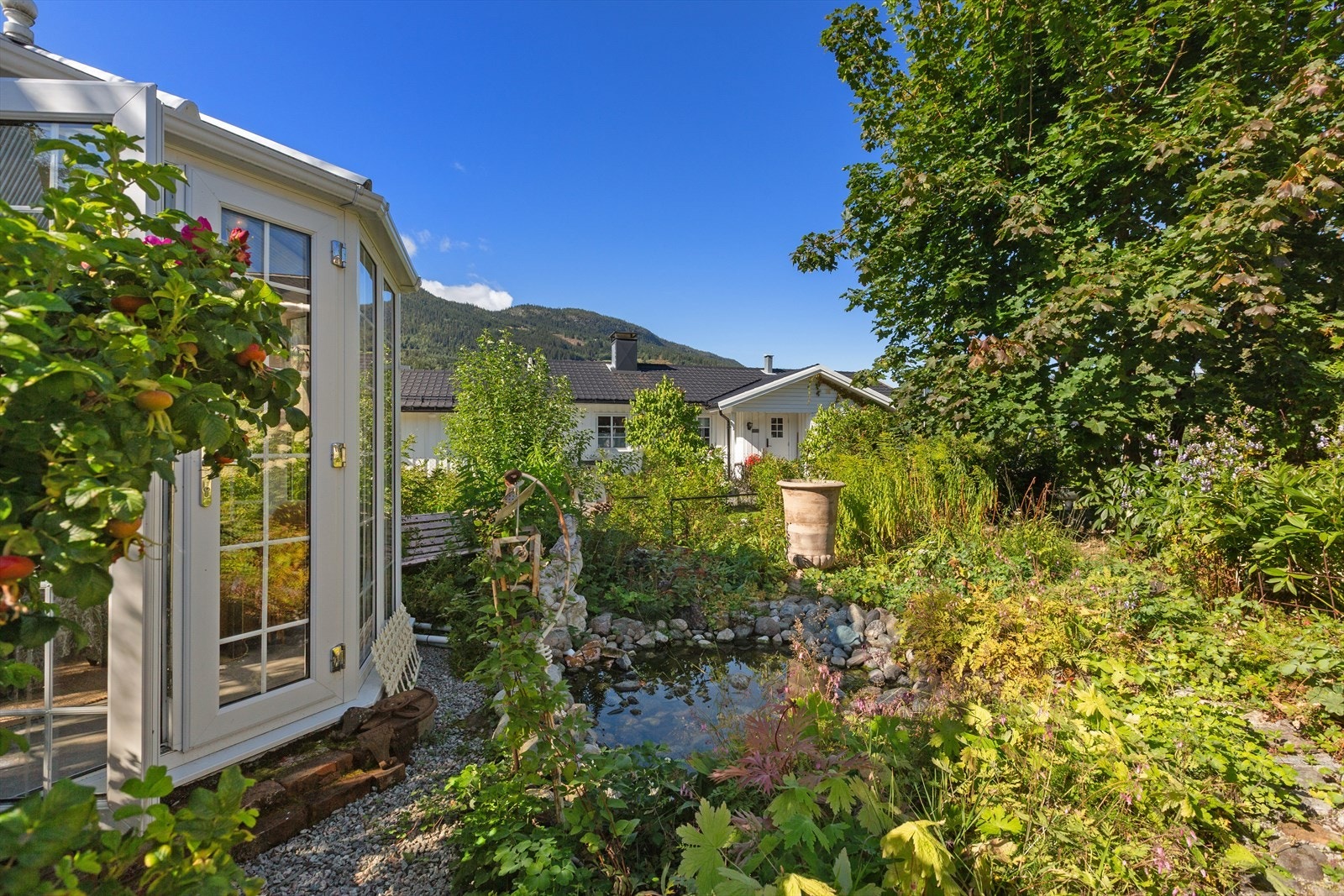 Lysthuset er fra 2022, og er med isolerte vinduer og tak, samt varmekabler i gulv, en fin, frittstående vinterhage. Galleribilde