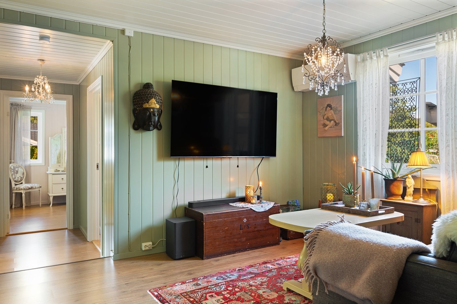 I boligen er det også en koselig TV-stue hvor det er montert varmepumpe. Galleribilde