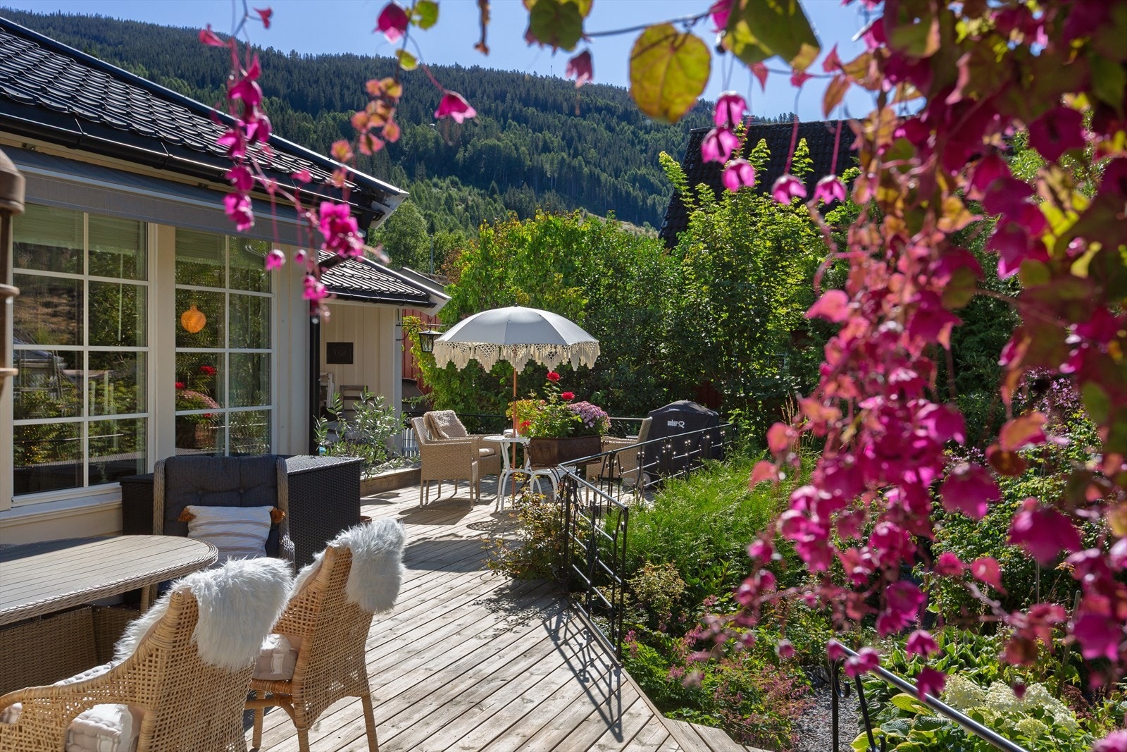 Den store terrassen på ca. 65 m² har flere fine soner, hvorav to overbygde. Galleribilde