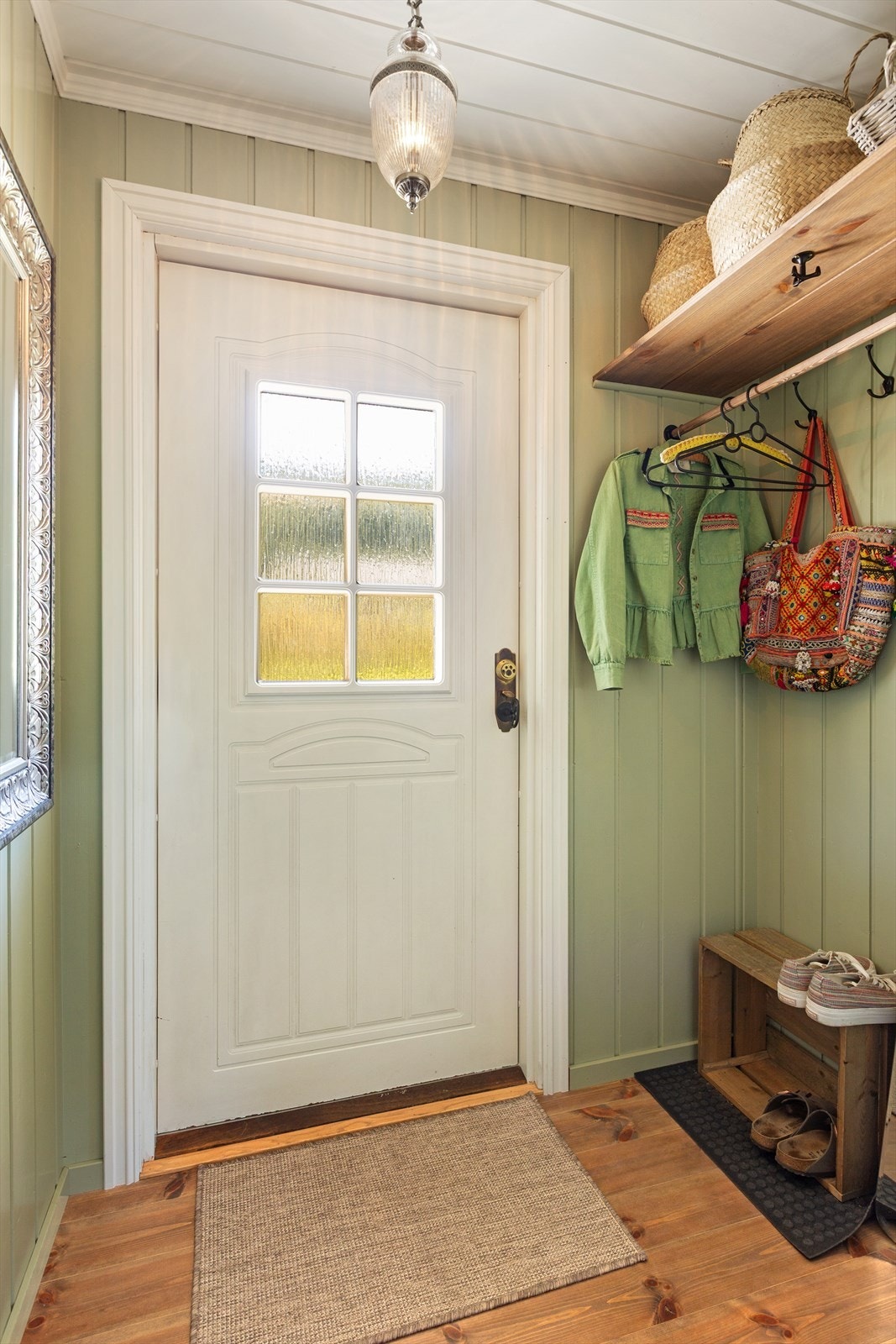 I vindfanget er det plass til ytterjakker og sko. Galleribilde