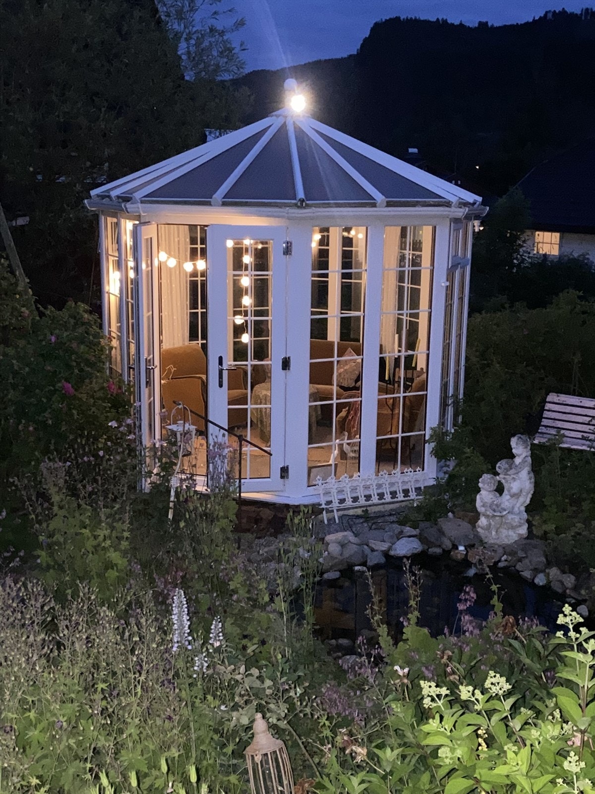 Som selgers egne bilder viser er hagen frodig og vakker, og i lysthuset kan en samles til hyggelige stunder selv når mørket faller på. Galleribilde