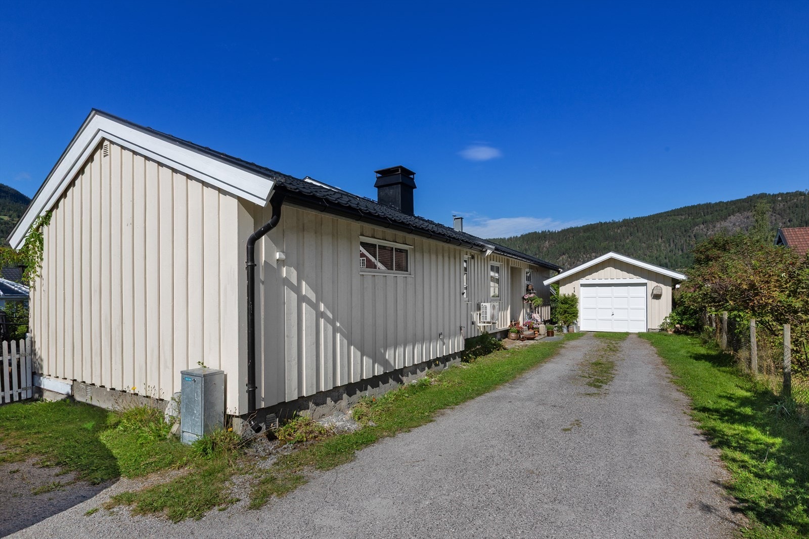 Boligen ligger ca. 1,5 fra Bagn sentrum med butikker, skoler, idrettsanlegg m.m. Galleribilde