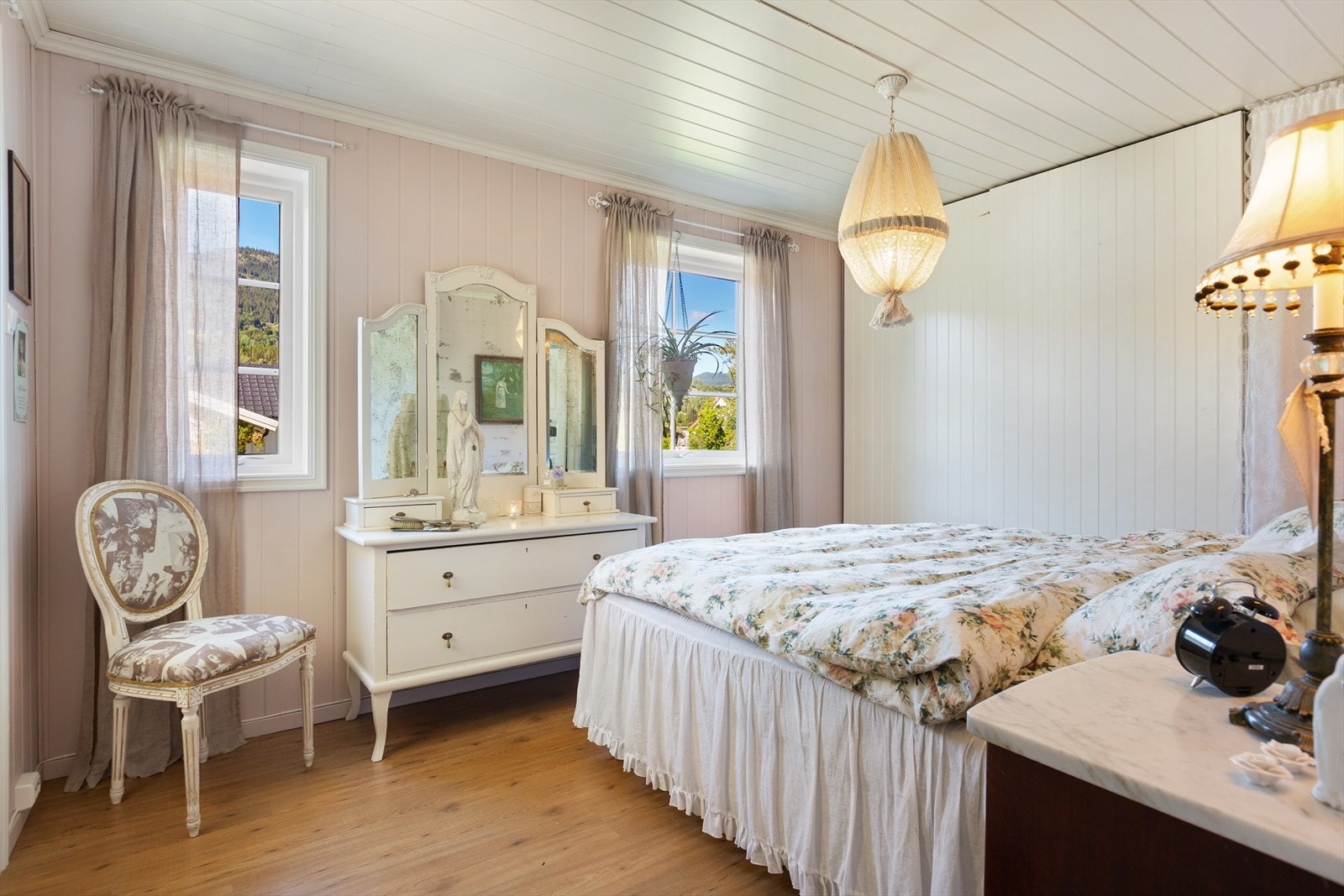 I boligen er det tre soverom, hvor hovedsoverommet er åpent og luftig med stor skyvedørsgarderobe. Galleribilde