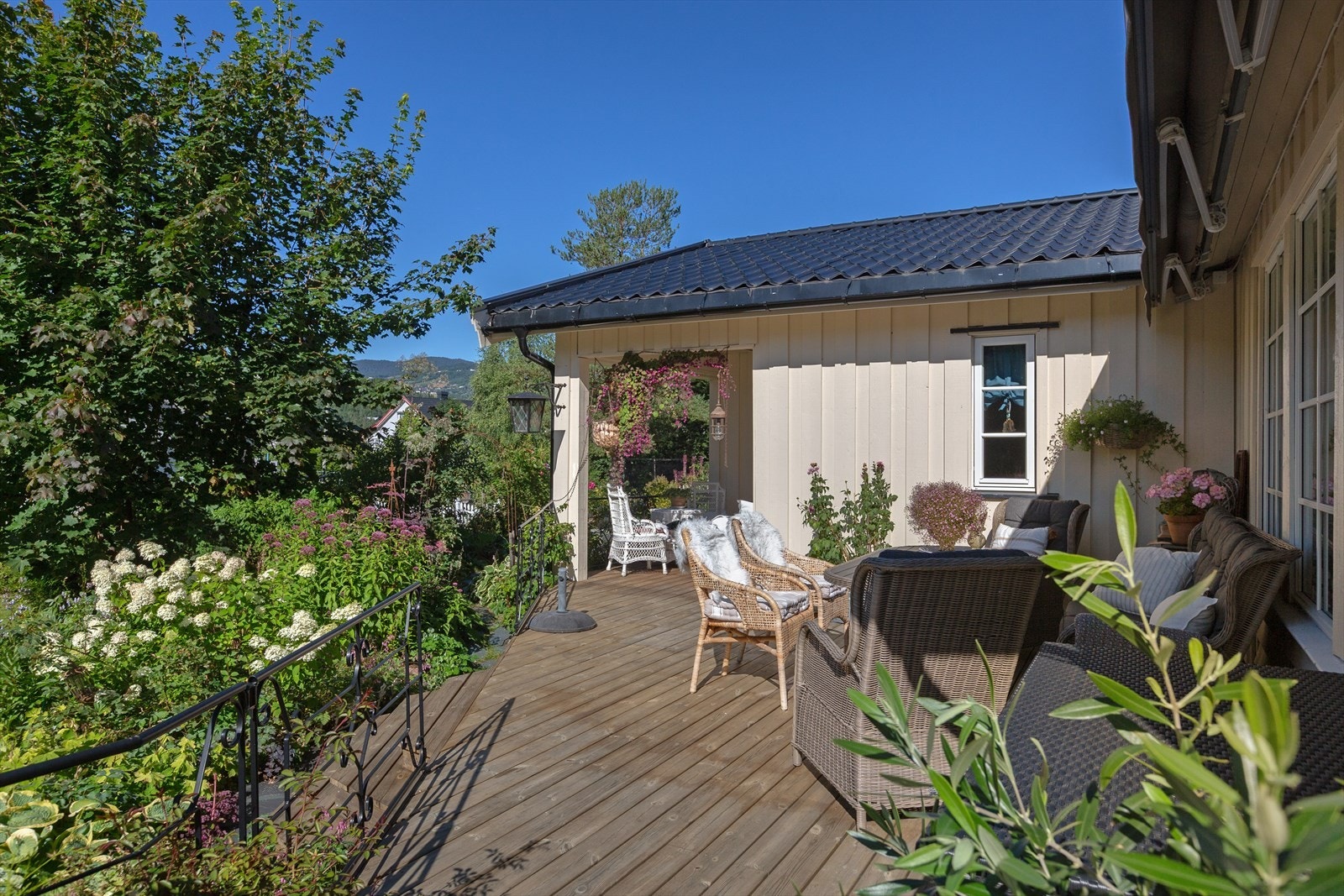 Det er mange fine turmuligheter i området, og en tur langs vandrestier, til Vavika eller kanskje en sykkeltur til Bagn bygdesamling. Bagnsbergatn (nasjonalt krigsminne) og Londonberget, eller Kjeldekantten kan også anbefales. Galleribilde