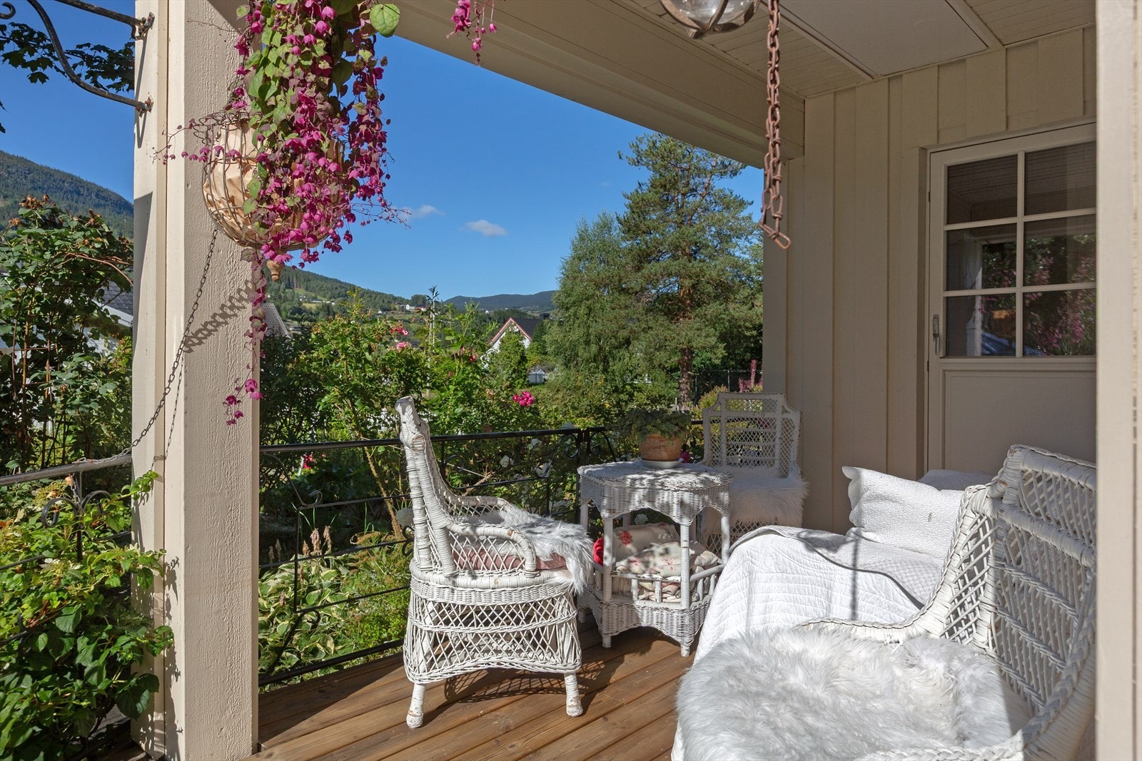 Med sin solrike beliggenhet nær Bagn sentrum og elva Begna, er Østre Bagn et populært boligområde. Her er det sol året rundt, fin utsikt, og ikke minst trygt og godt for voksne og barn, med asfalt gang- og sykkelsti til sentrum. Galleribilde