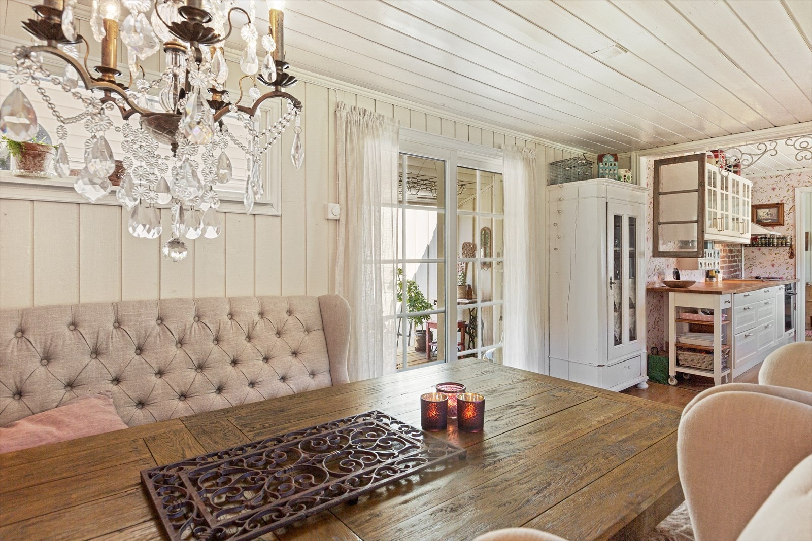 I denne er det dobbel skyvedør i glass med utgang til terrasse og mulighet for koselig spiseplass - perfekt for lange sommerkvelder i solen. Galleribilde