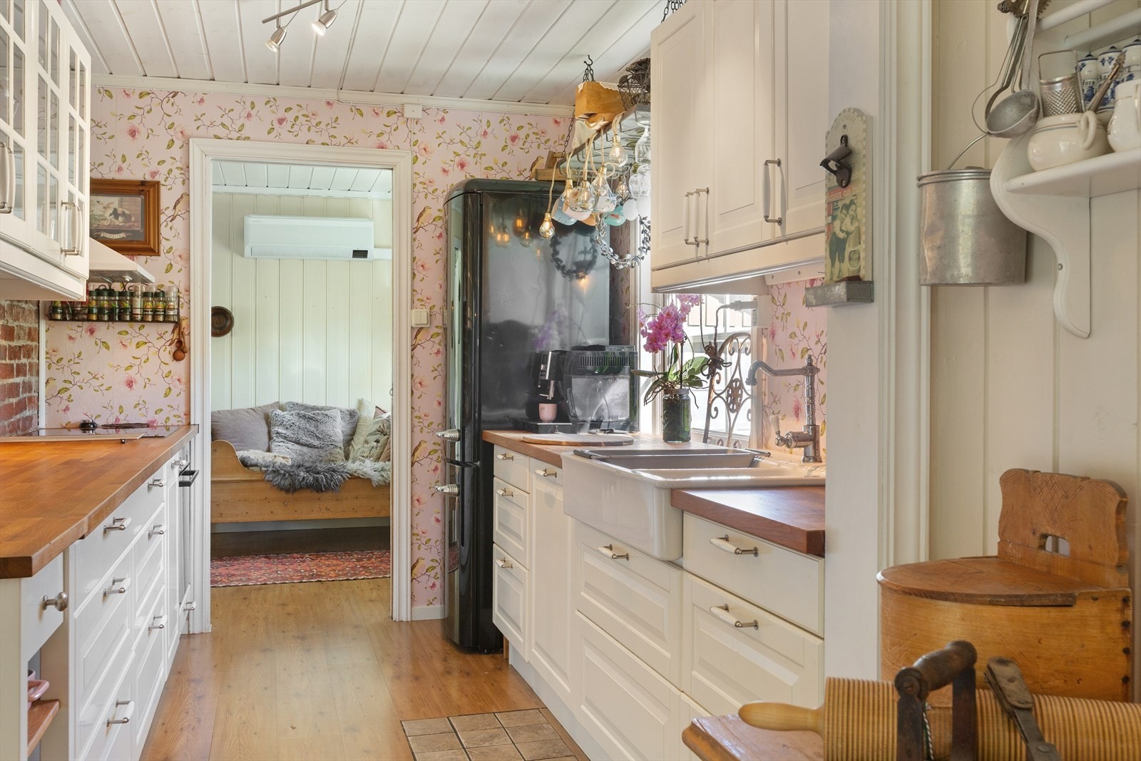 På kjøkkenet er det lys og pen innredning fra 2011. Galleribilde