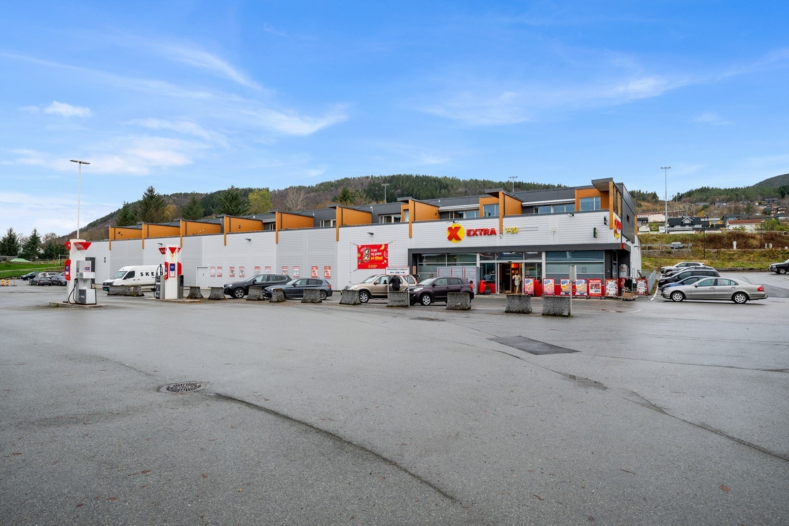 Dagligvarebutikk i underetasjen gir enkel tilgang til nødvendige varer. Galleribilde