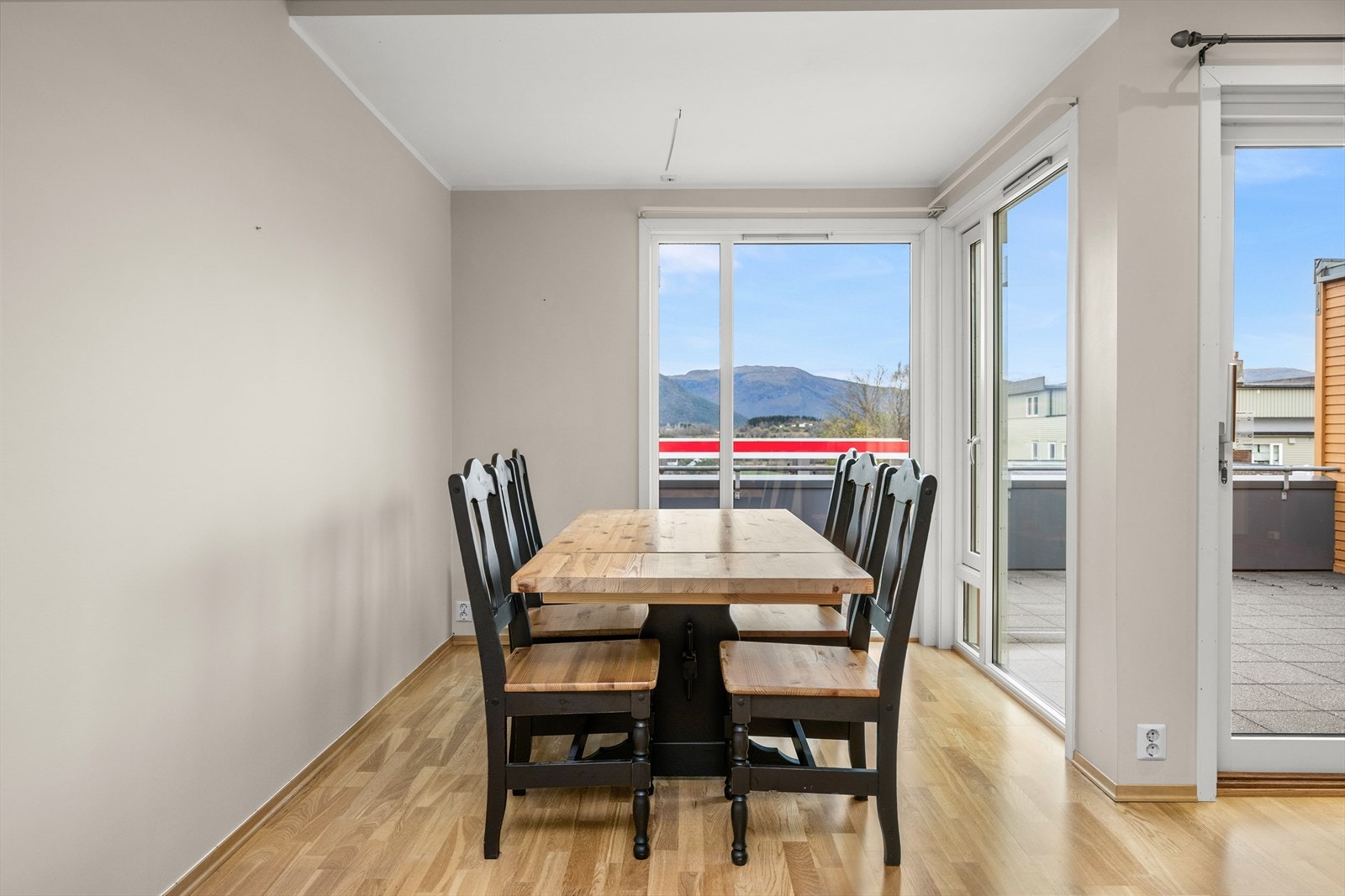 Direkte utgang til veranda fra spiseplassen gir enkel tilgang til uteområdet. Galleribilde