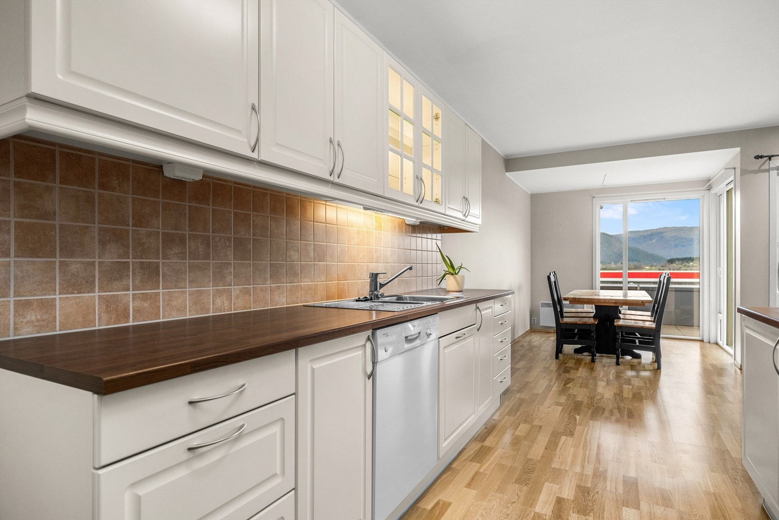 Kjøkkenet har avtrekk ut via ventilator, noe som er normalt for byggeåret. Galleribilde