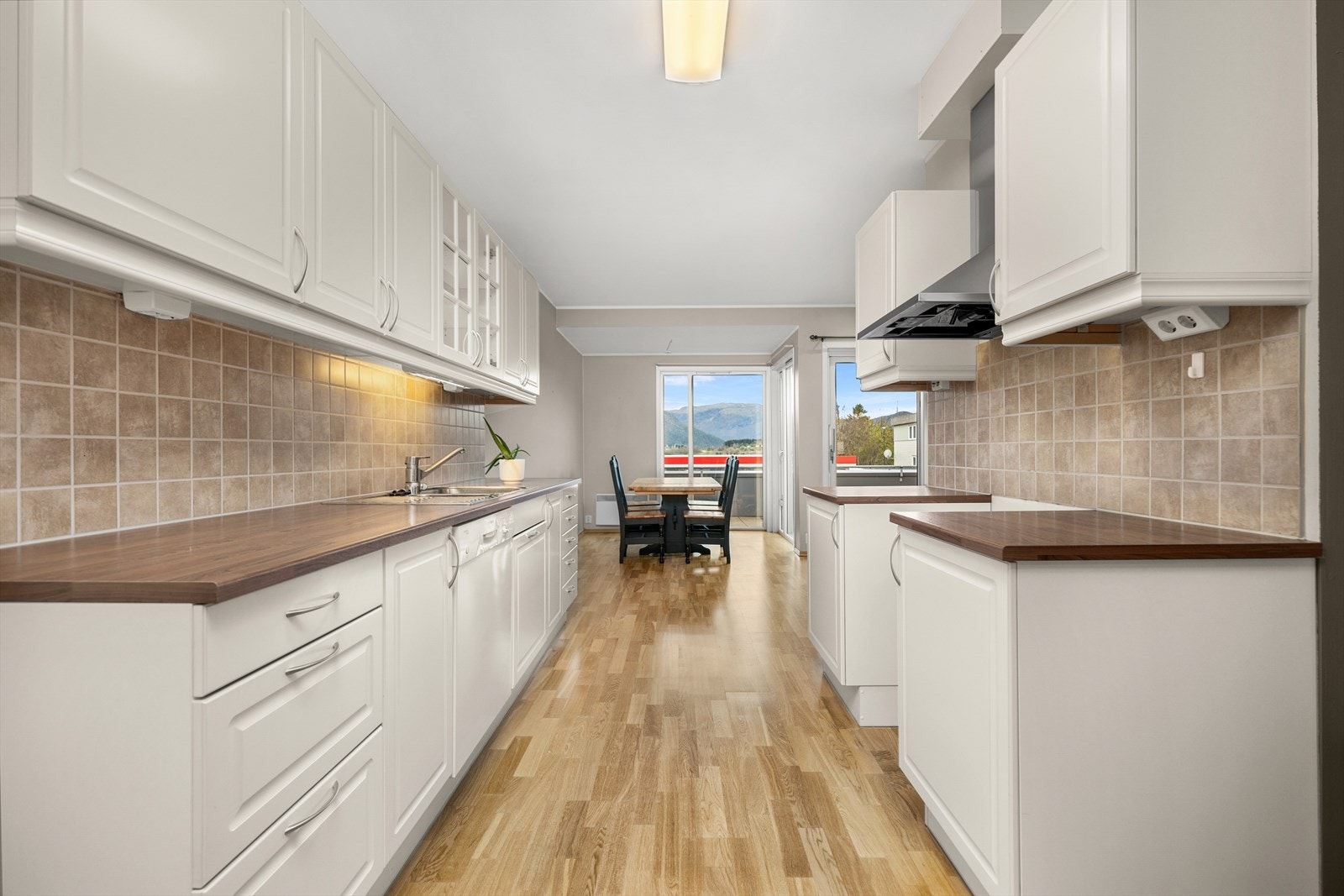 Kjøkkeninnredning fra Sigdal med profilerte fronter og laminert benkeplate gir et klassisk preg. Galleribilde