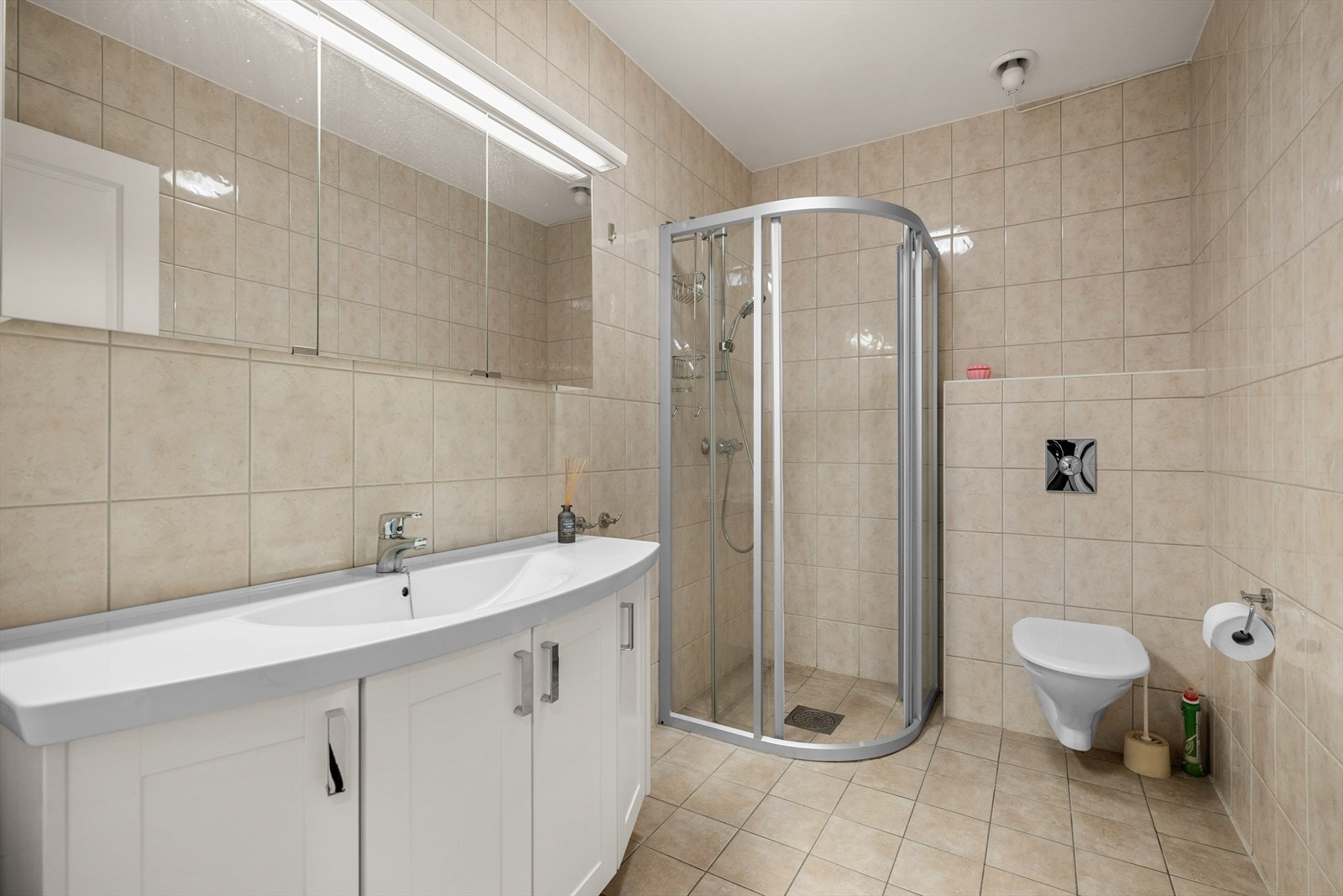 Flislagte overflater og elektriske gulvvarme gir robust våtromsløsning. Galleribilde