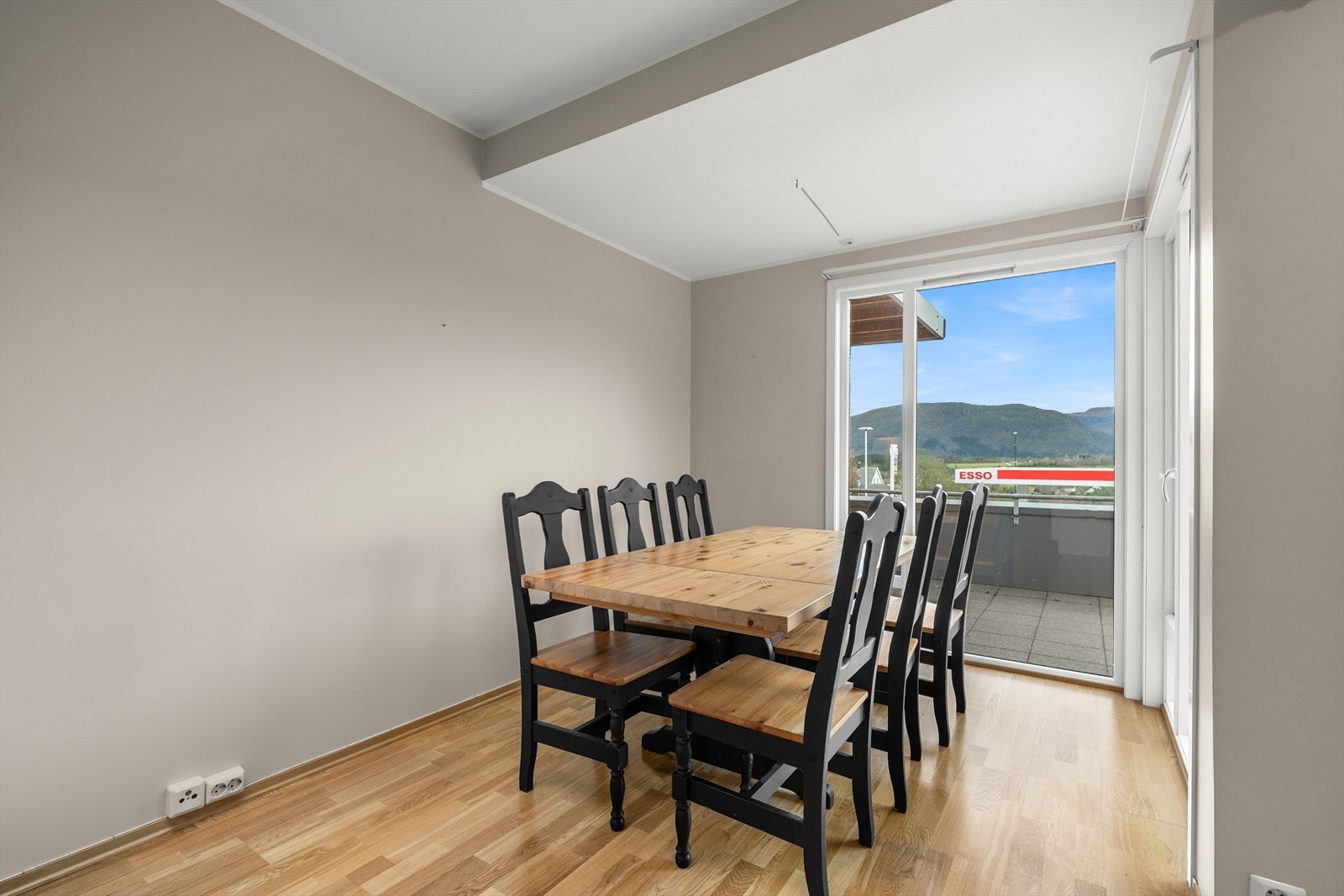 Spiseplassen har direkte utgang til veranda, noe som gir enkel tilgang til friluft. Galleribilde