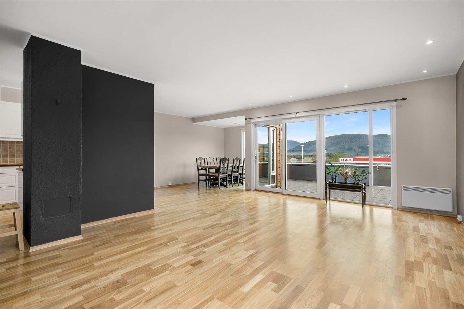 Utgang til sydvendt veranda fra stuen. Galleribilde