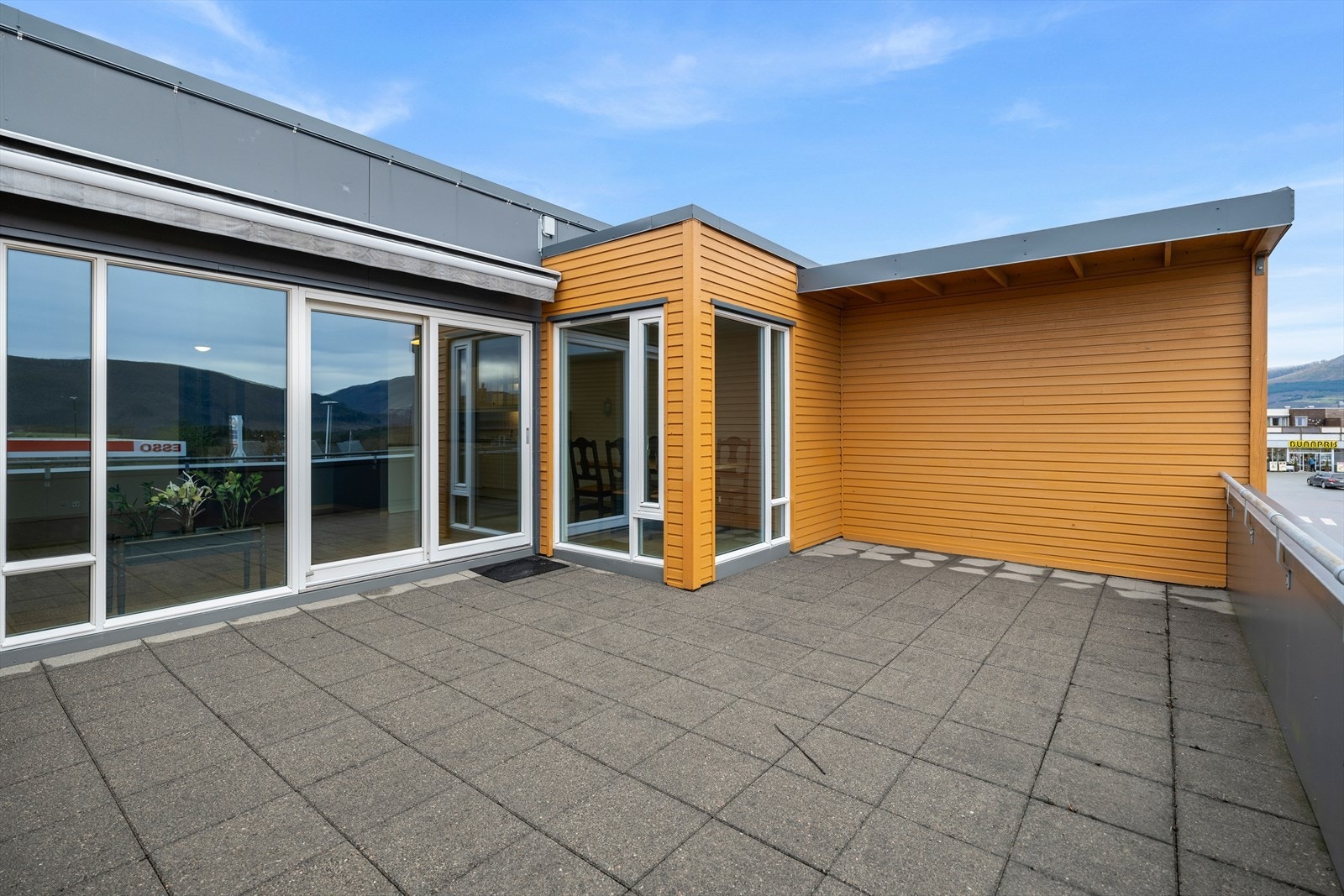 Sydvendt veranda med steinheller gir romslig uteområde med utgang fra stue/kjøkken (kilde: tilstandsrapport). Galleribilde