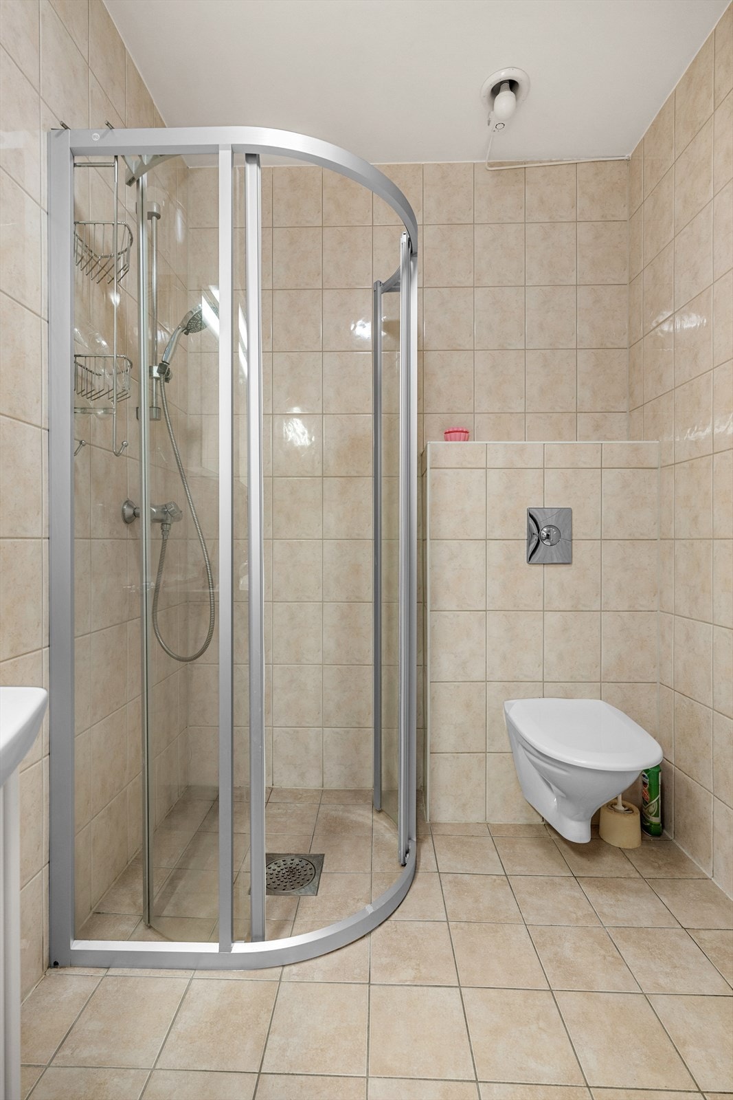 Vegghengt toalett og dusjvegger gir effektiv utnyttelse av baderomsarealet. Galleribilde