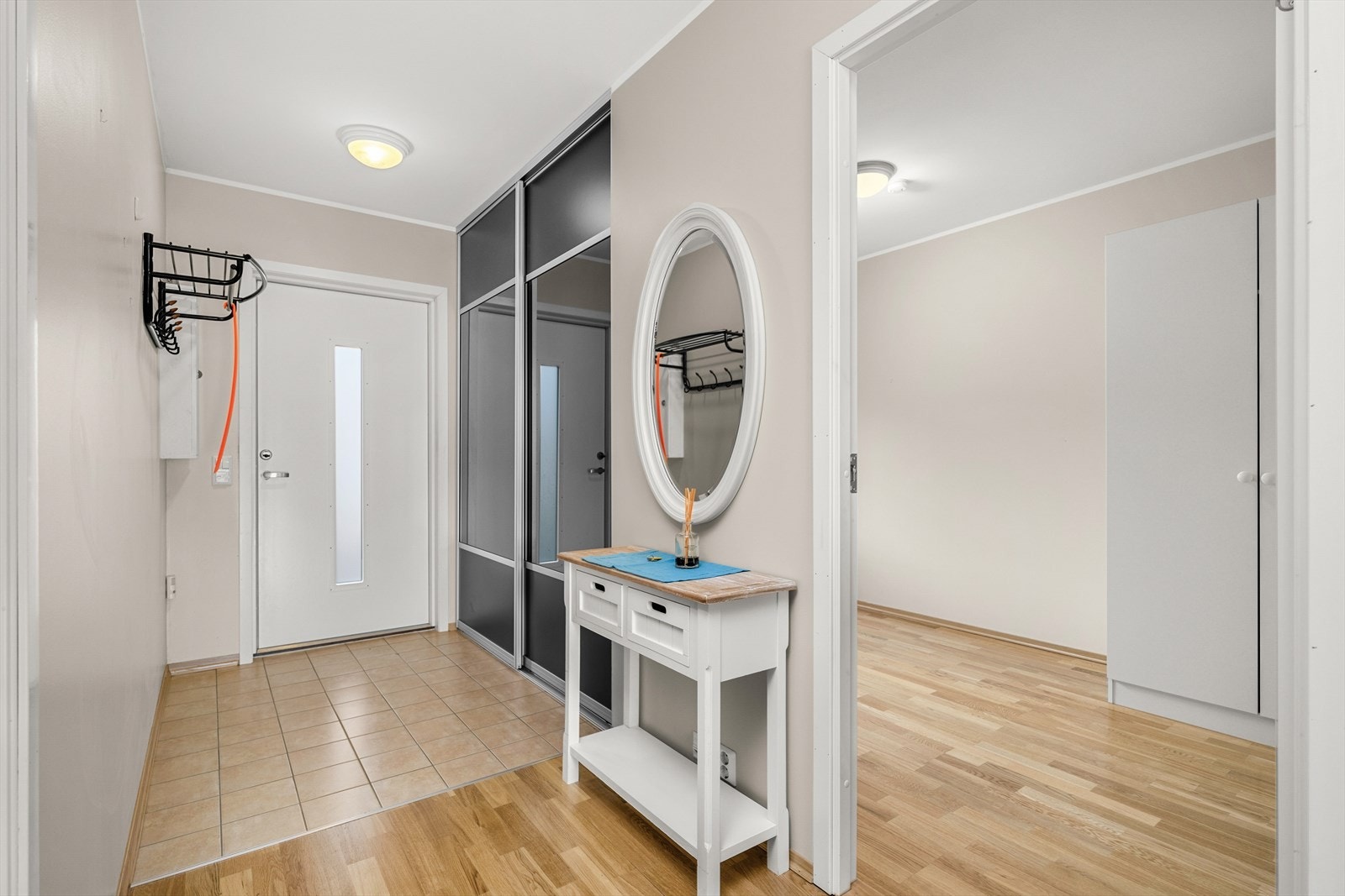 Skyvedørsgarderobe gir effektiv oppbevaring i entréen. Galleribilde