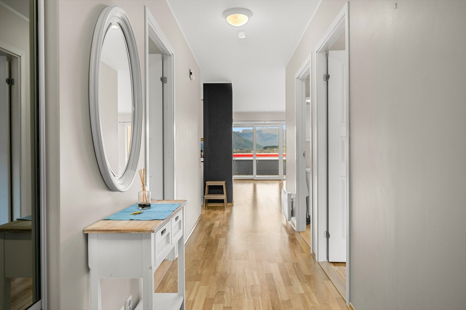 Direkte forbindelse til stue/kjøkken gir en åpen og praktisk planløsning. Galleribilde