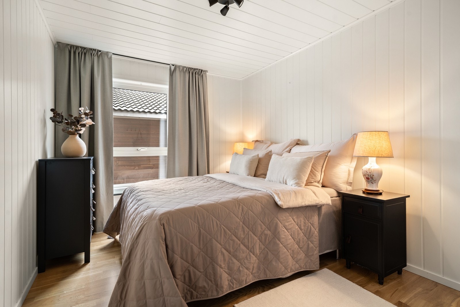 Soverom 1 med plass til dobbeltseng og garderobe. Galleribilde