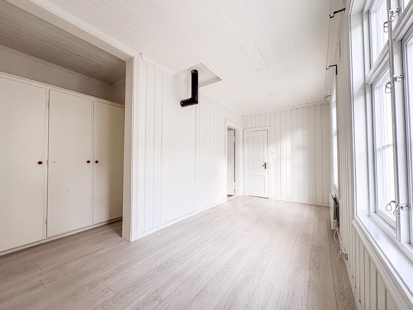 Garderobeskap med god oppbevaringsplass medfølger Galleribilde