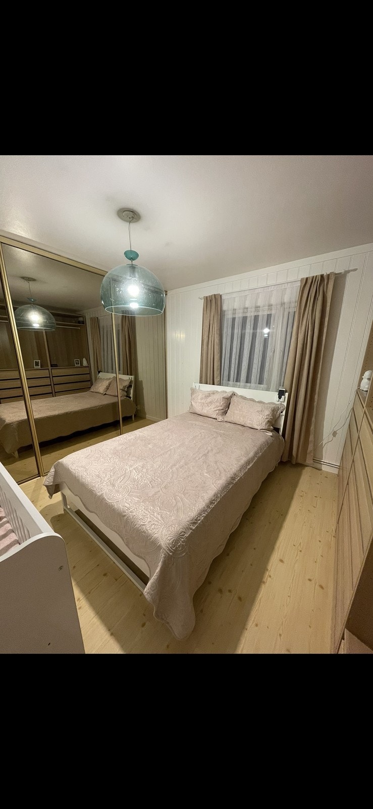 Lyst og romslig soverom med plass til dobbetseng. Integrert garderobeskap. Galleribilde