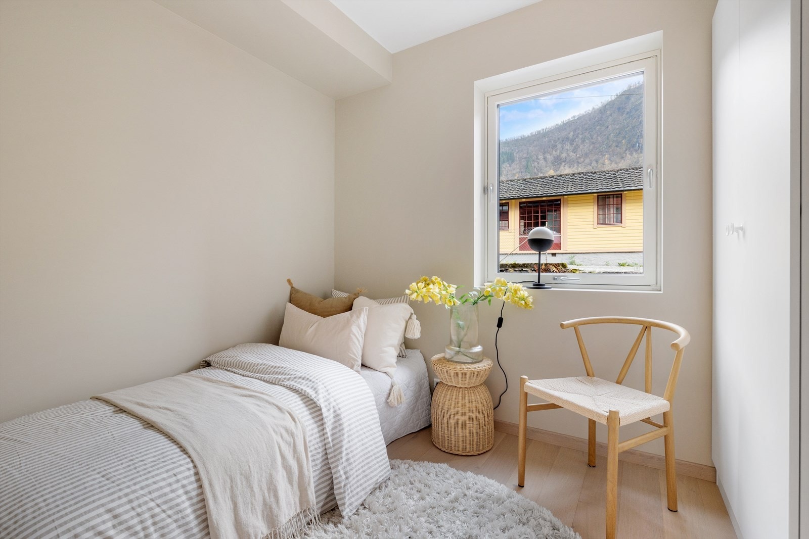 Soverom 2 med god plass til seng og garderobeskap Galleribilde