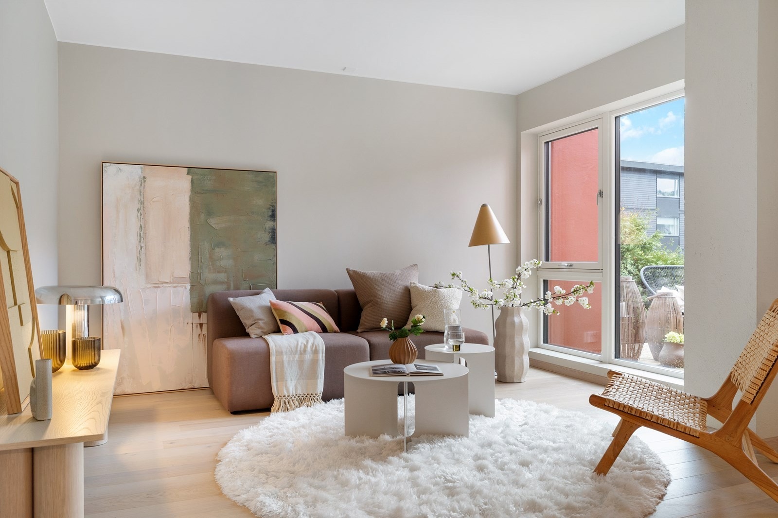 Store vinduer gir rikelig med lysinnslipp og en god romfølelse Galleribilde