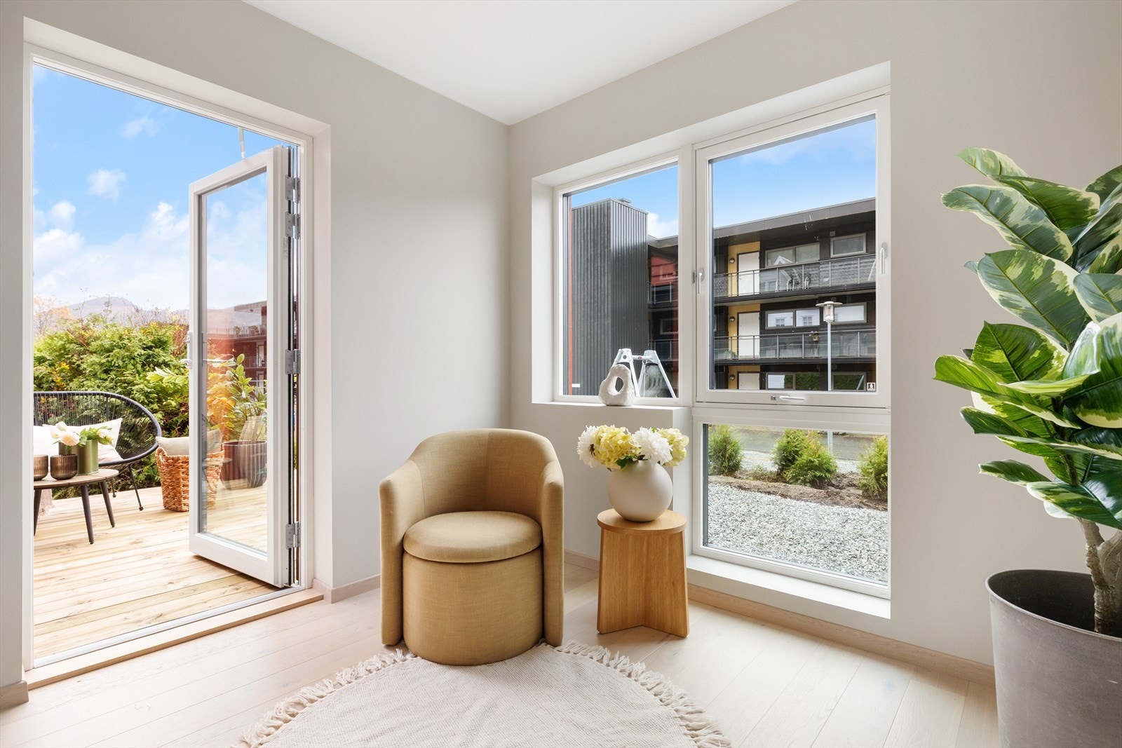 Fra stue er det utgang til markterrasse på 12 kvm Galleribilde