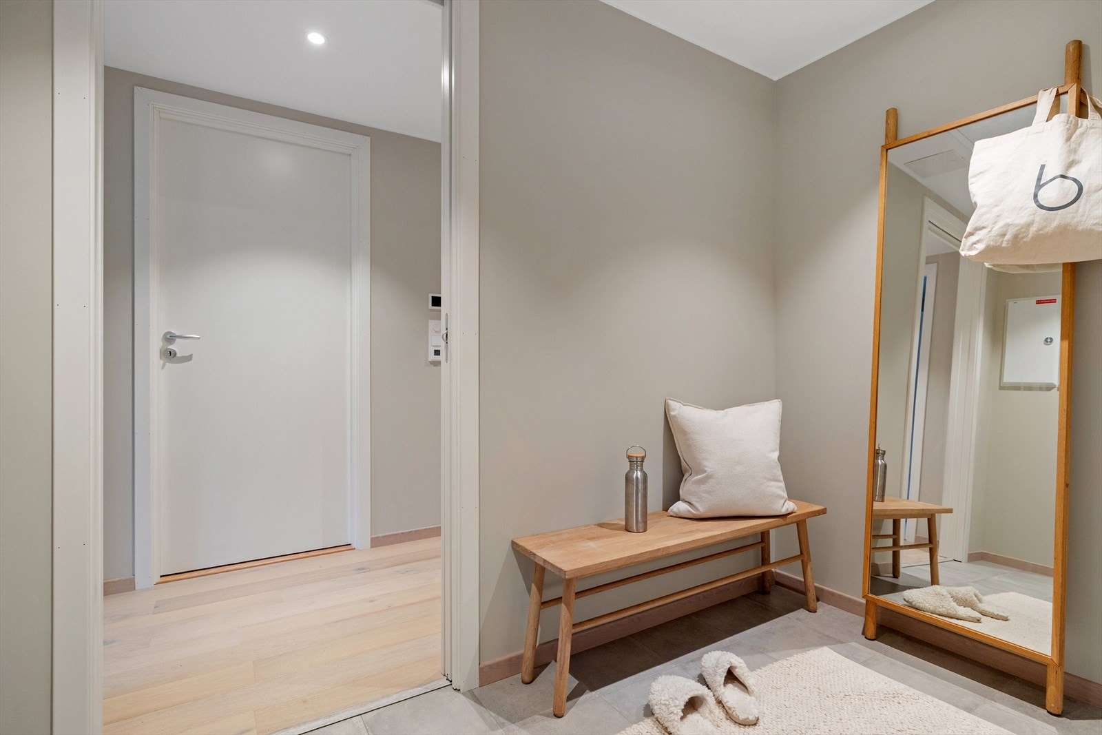 Entrè med plass til garderobeskap og avheng for ytterklær Galleribilde